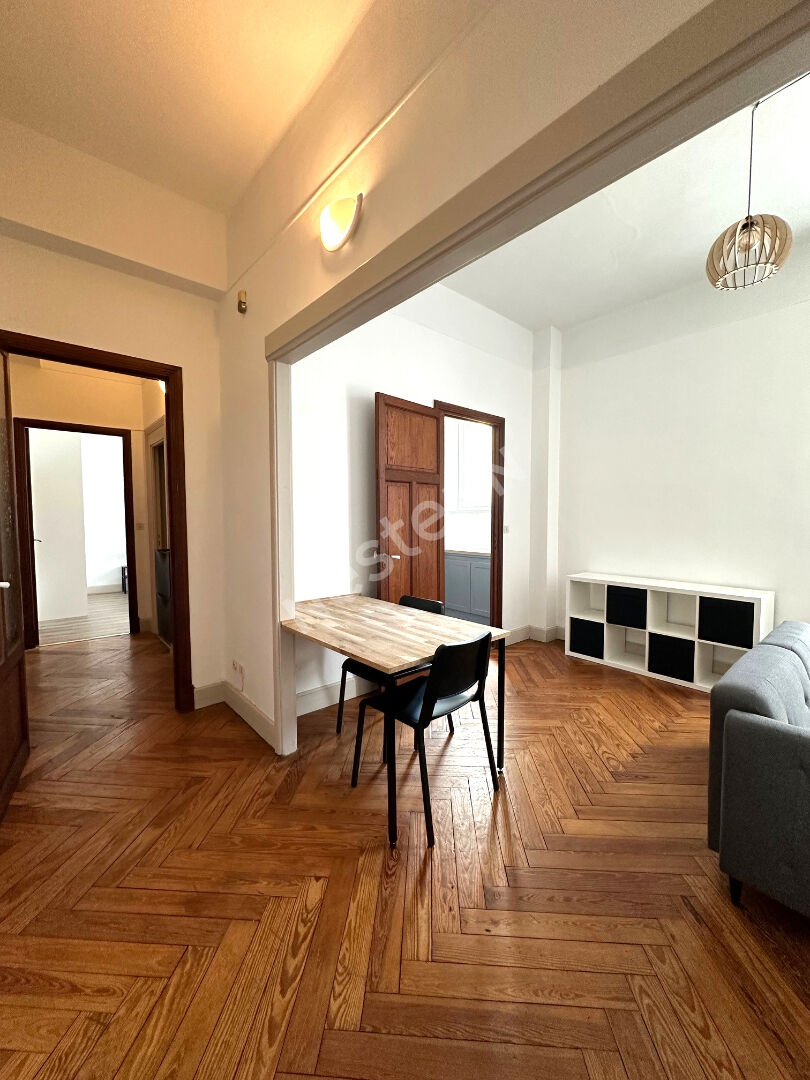 Photo T2 meublé 43 m² à louer - Ascenseur, Square Gambetta, Carcassonne image 1/6