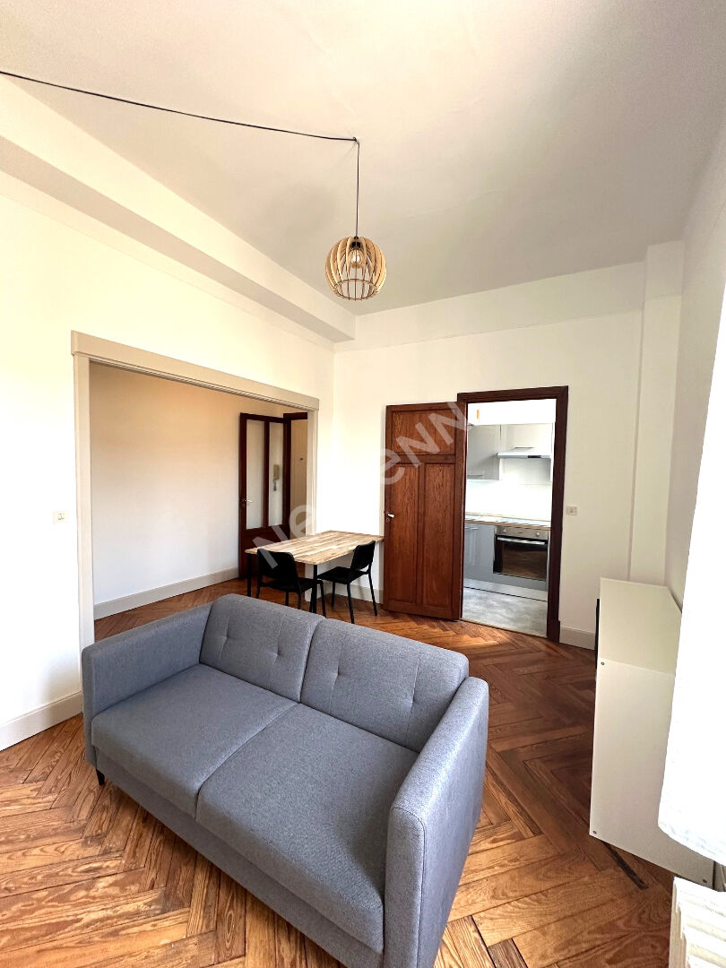 Photo T2 meublé 43 m² à louer - Ascenseur, Square Gambetta, Carcassonne image 2/6