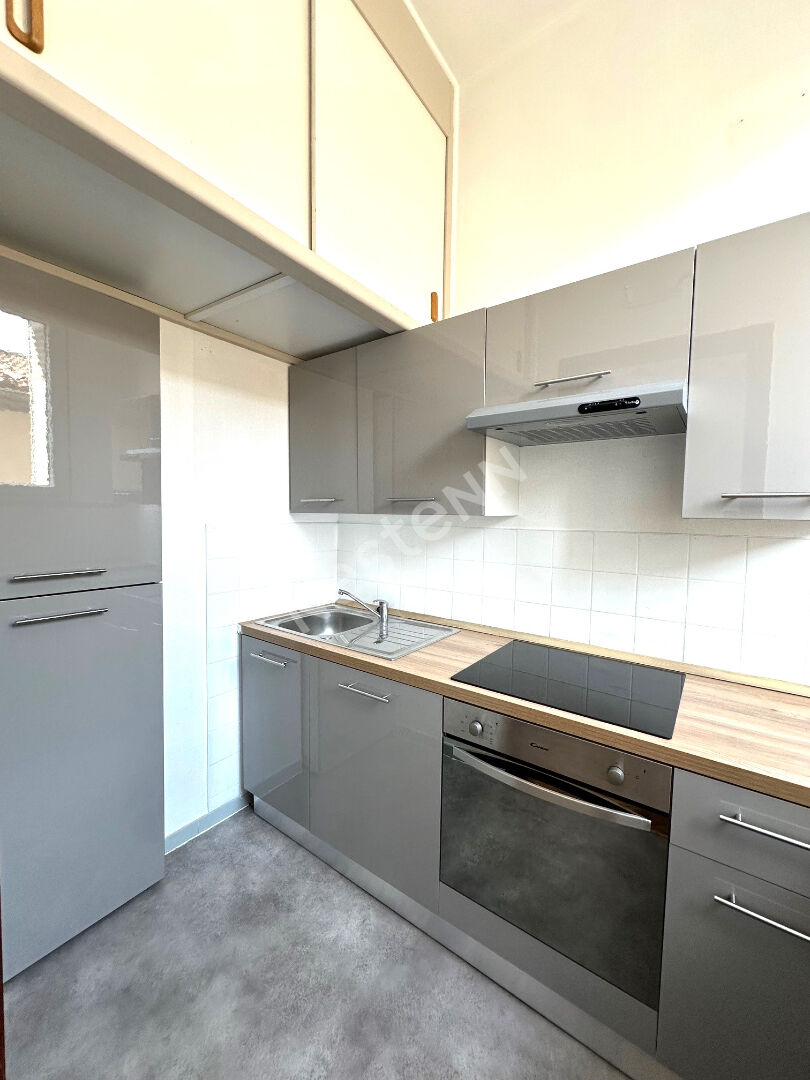 Photo T2 meublé 43 m² à louer - Ascenseur, Square Gambetta, Carcassonne image 3/6