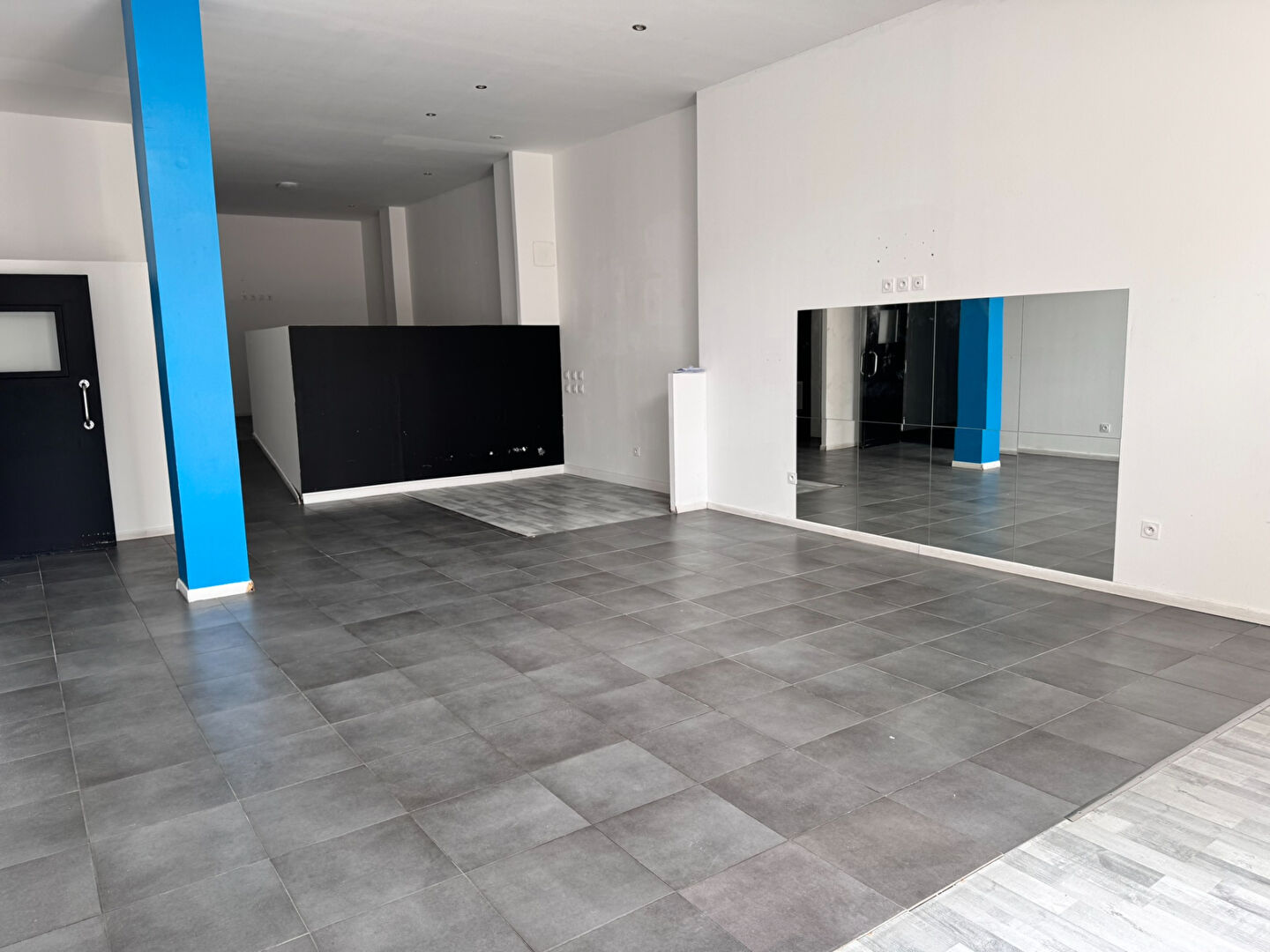 Photo Local commercial 160 m² en emplacement stratégique, vitrine sur avenue image 2/6