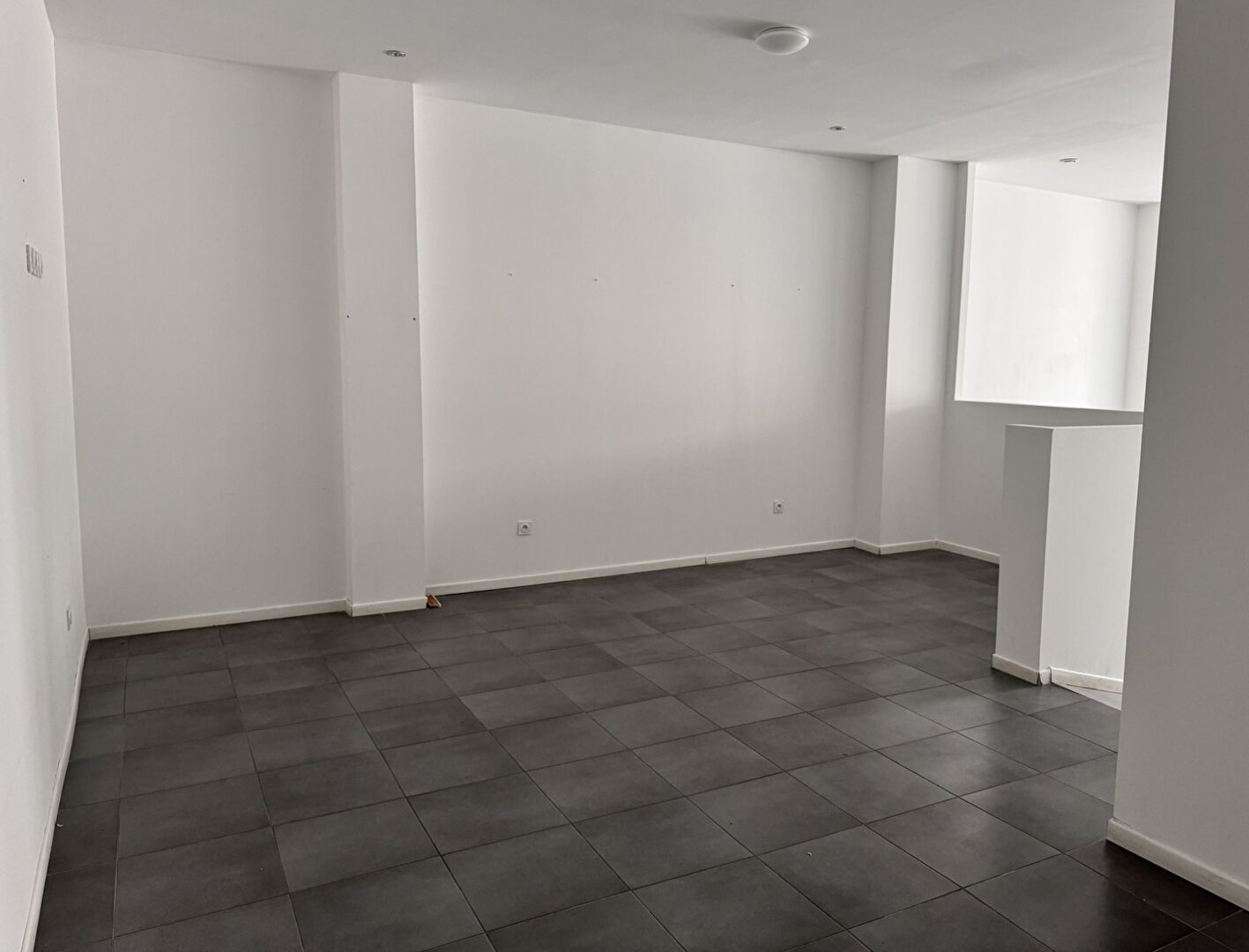 Photo Local commercial 160 m² en emplacement stratégique, vitrine sur avenue image 5/6