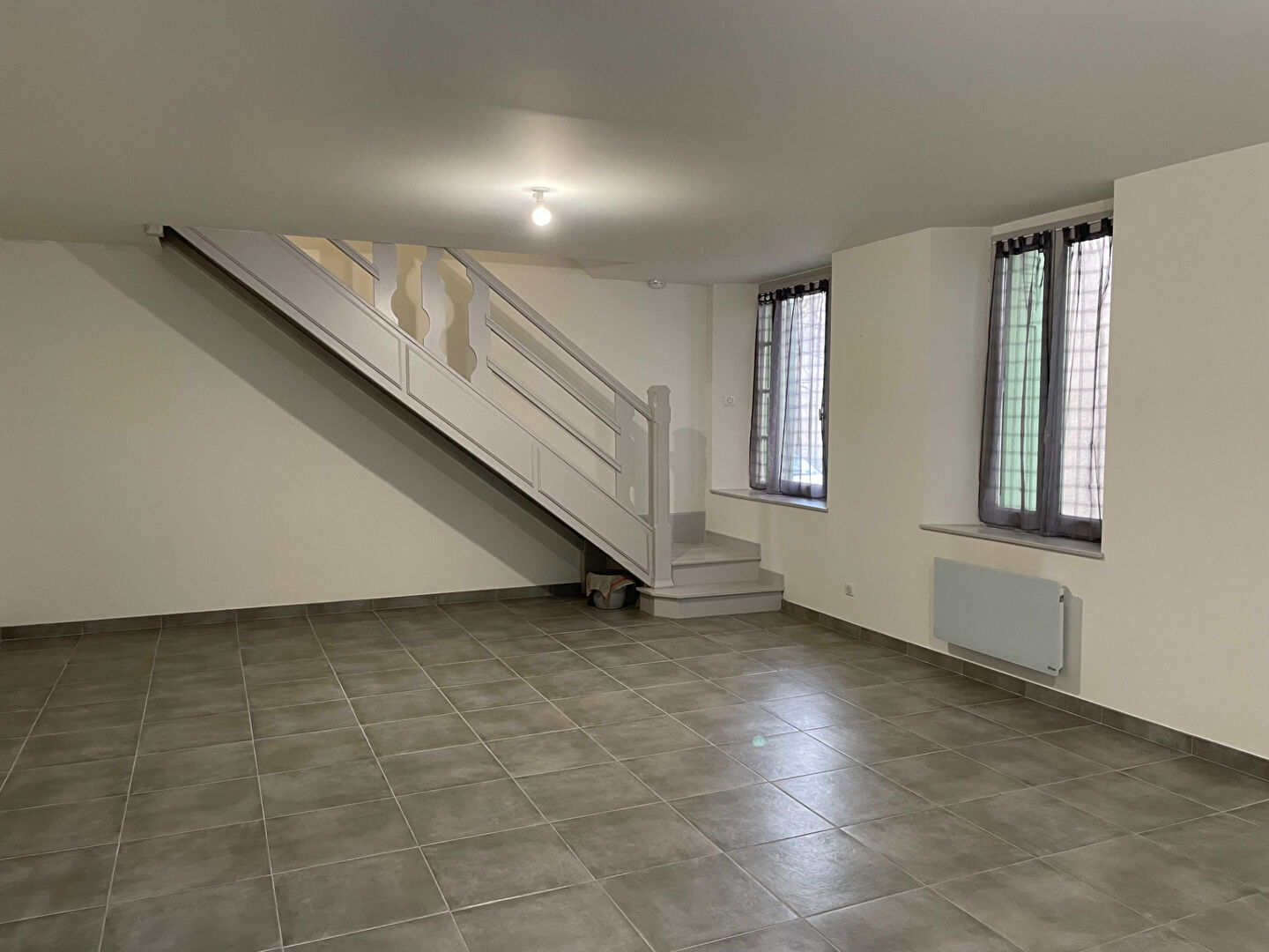 Photo Maison de village rénovée de type 3 à Villegailhenc avec deux chambres et stationnement proche image 2/6