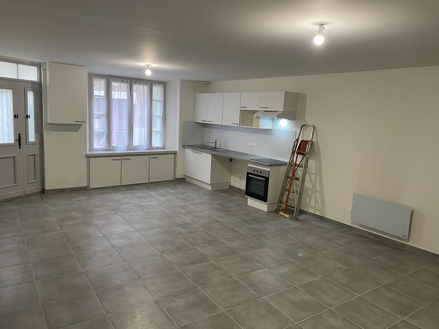 Photo Maison de village rénovée de type 3 à Villegailhenc avec deux chambres et stationnement proche image 3/6