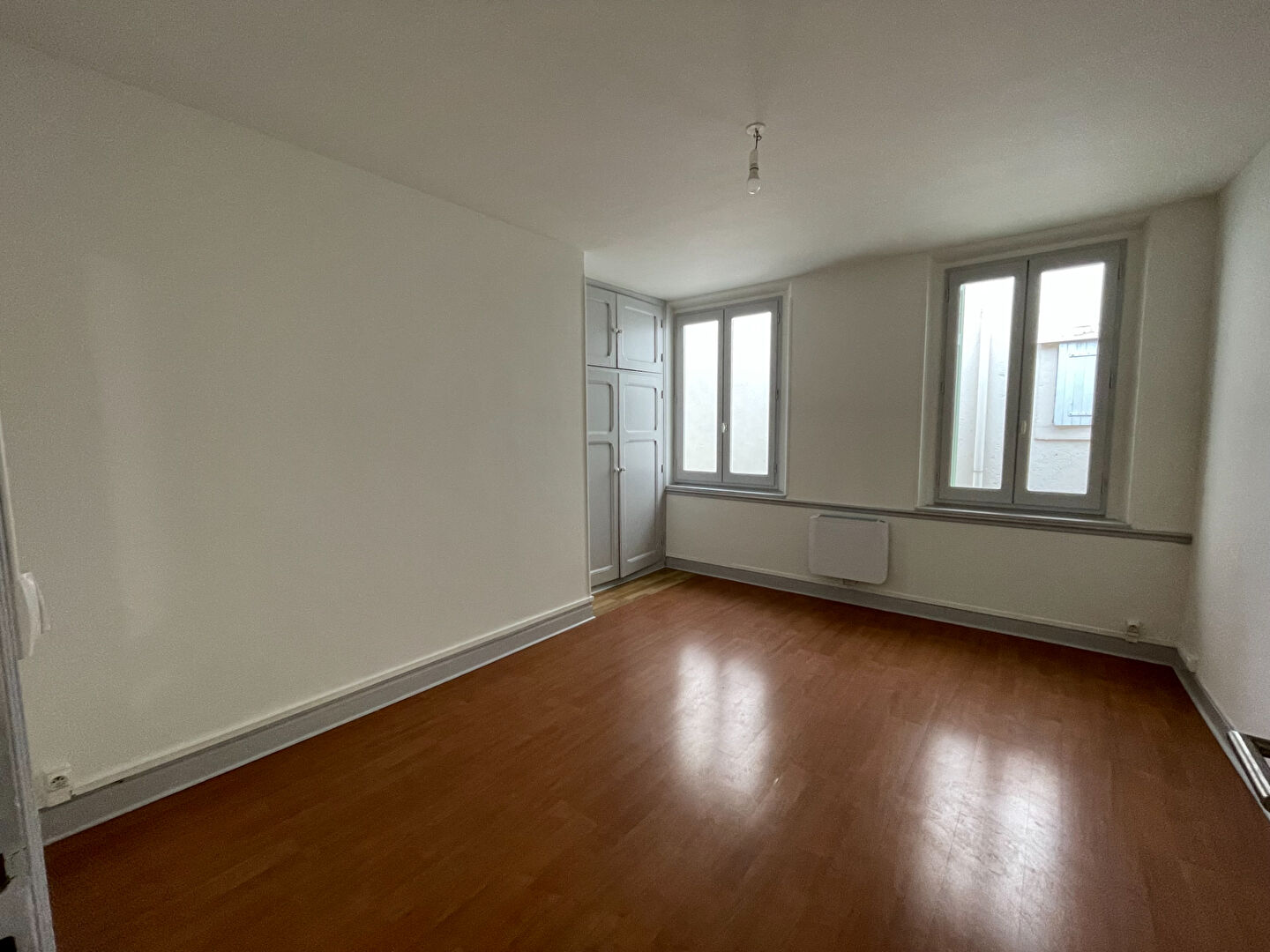 Photo Maison de village rénovée de type 3 à Villegailhenc avec deux chambres et stationnement proche image 6/6