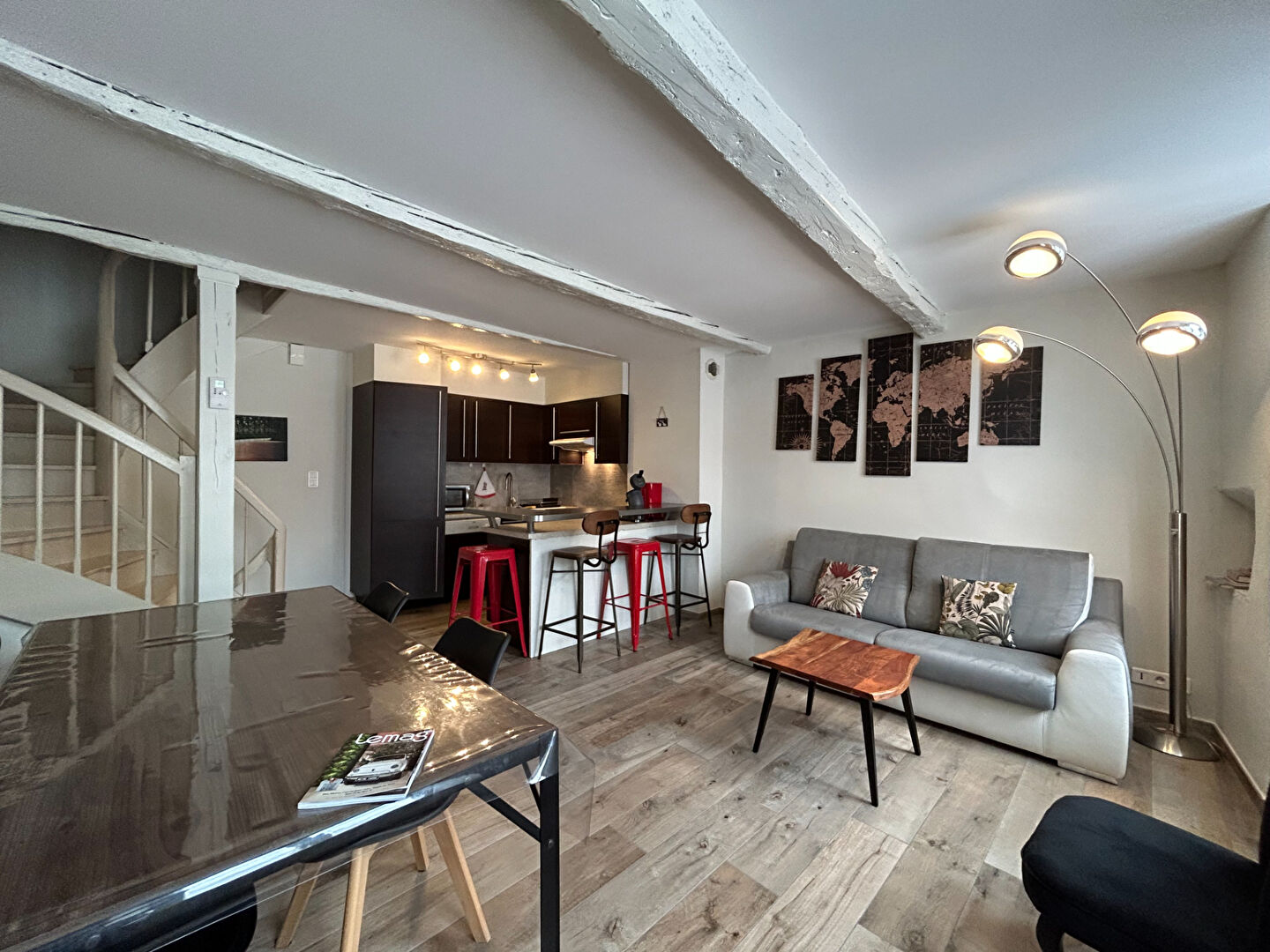 Maison meublée sur trois niveaux avec garage, deux chambres et bureau centre Carcassonne
