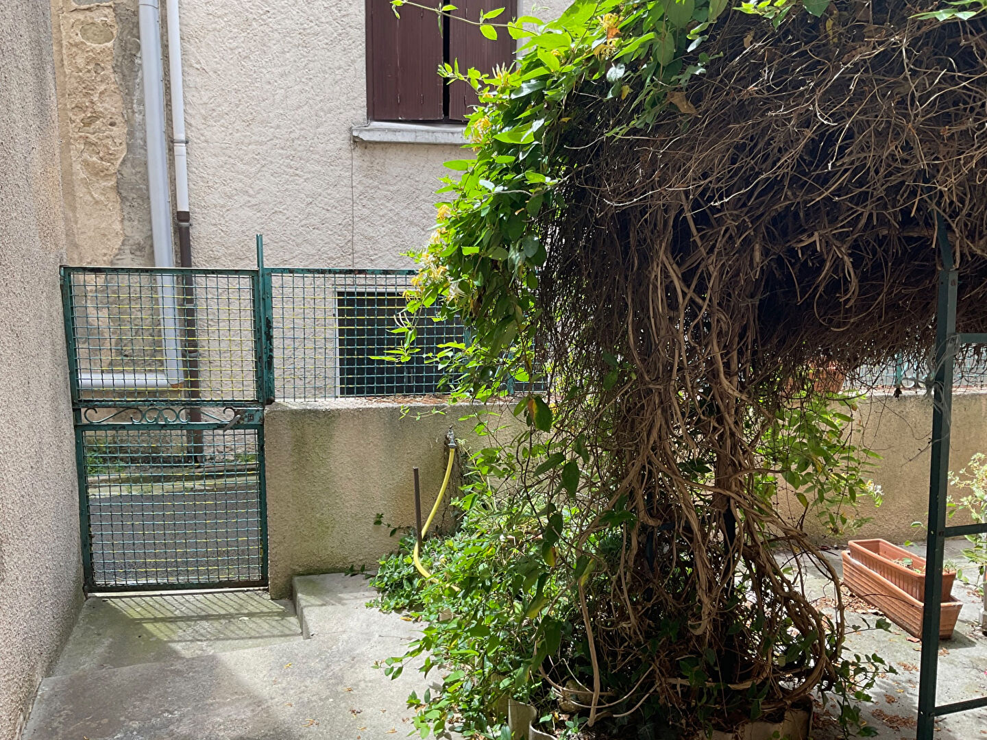 Maison de village à vendre près de Carcassonne avec terrasse, cour et trois chambres