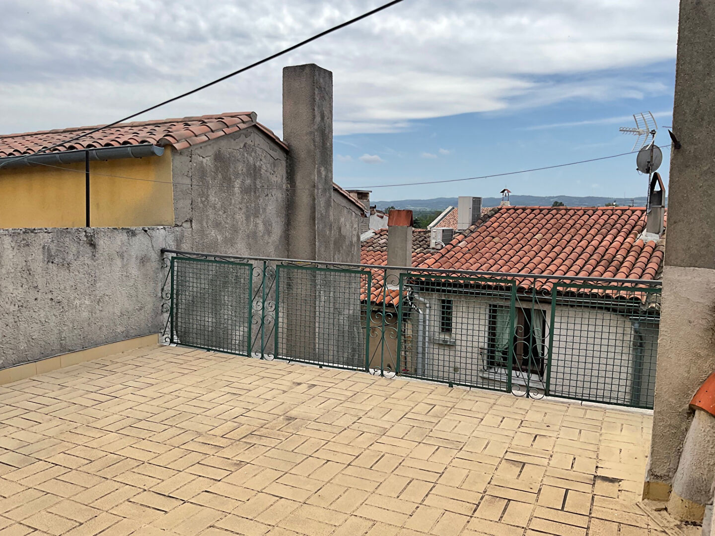 Photo Maison de village à vendre près de Carcassonne avec terrasse, cour et trois chambres image 2/6