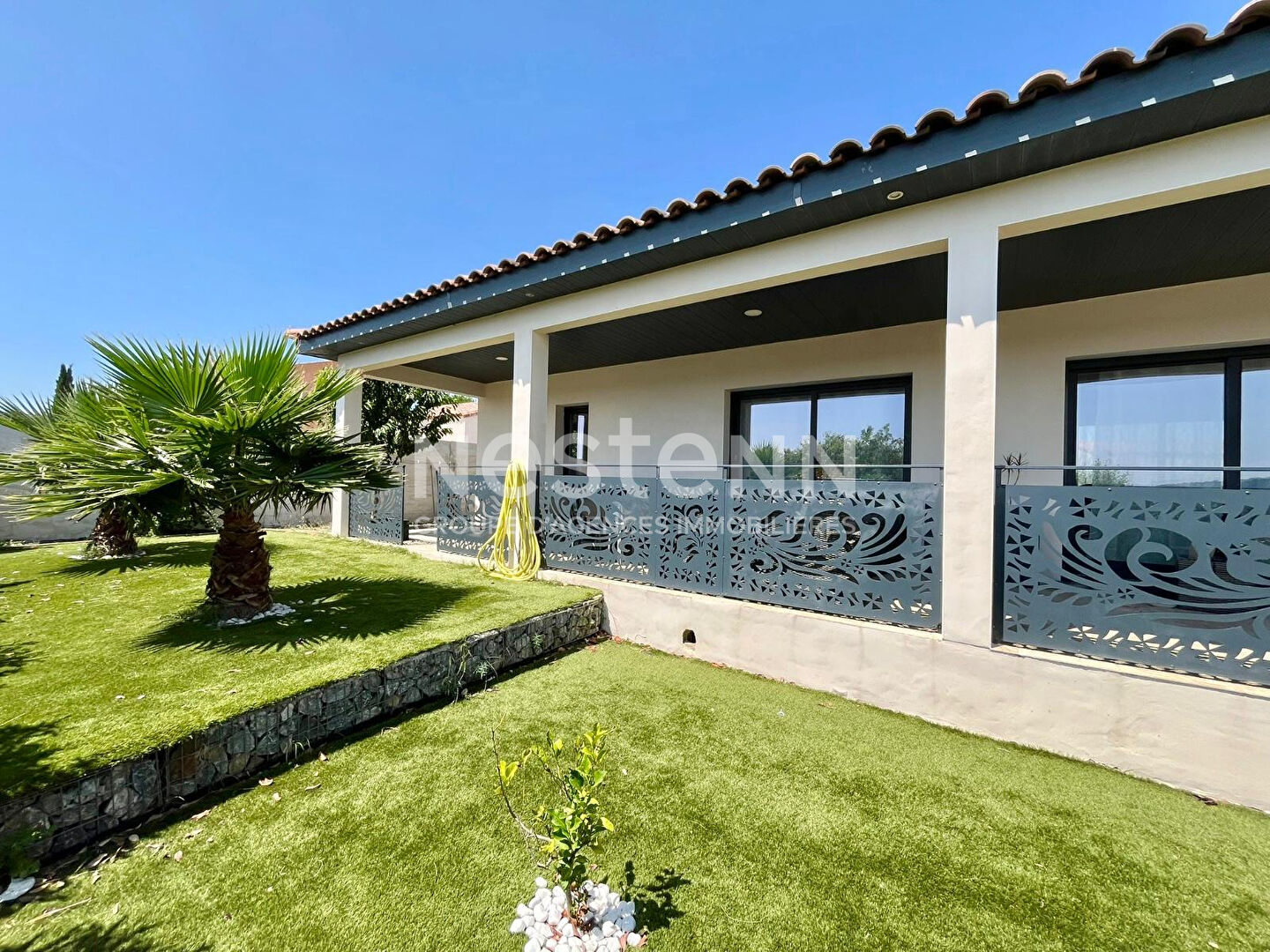 Photo Maison contemporaine T6 de 168 m² avec piscine et jardin arboré à vendre à Montredon proche Carcassonne image 2/6