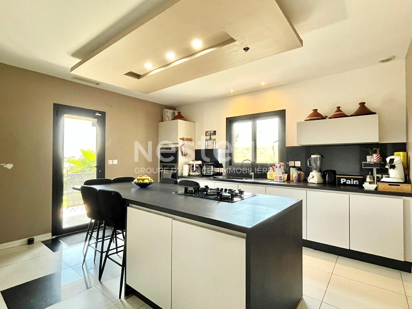 Photo Maison contemporaine T6 de 168 m² avec piscine et jardin arboré à vendre à Montredon proche Carcassonne image 5/6