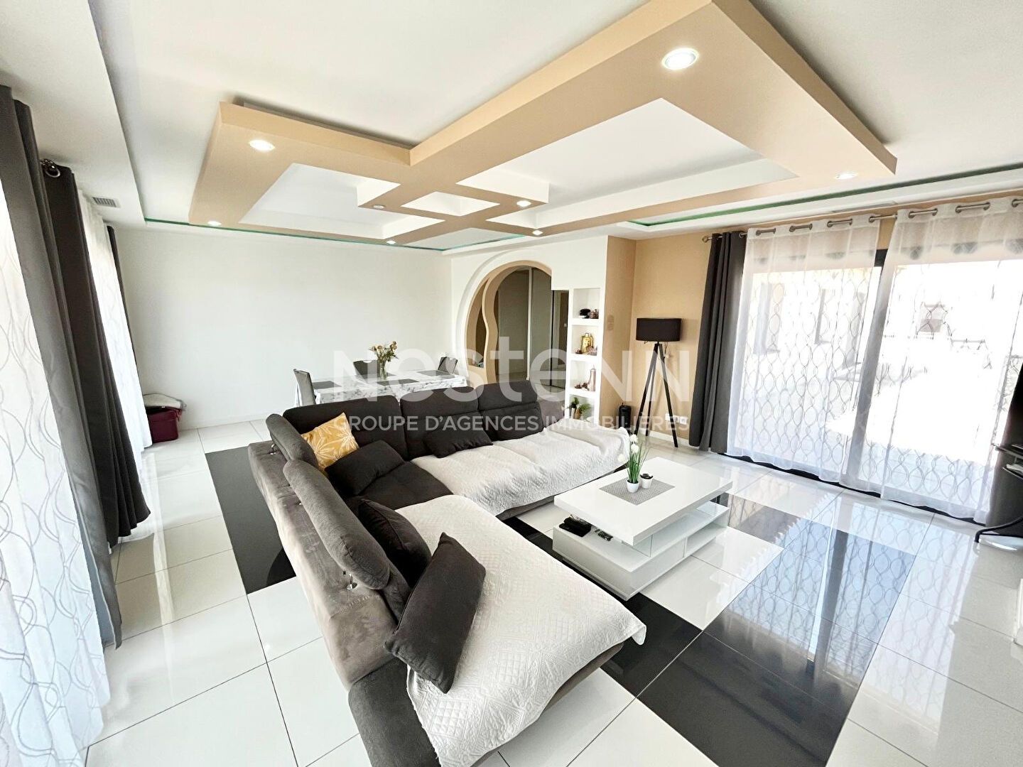 Photo Maison contemporaine T6 de 168 m² avec piscine et jardin arboré à vendre à Montredon proche Carcassonne image 6/6