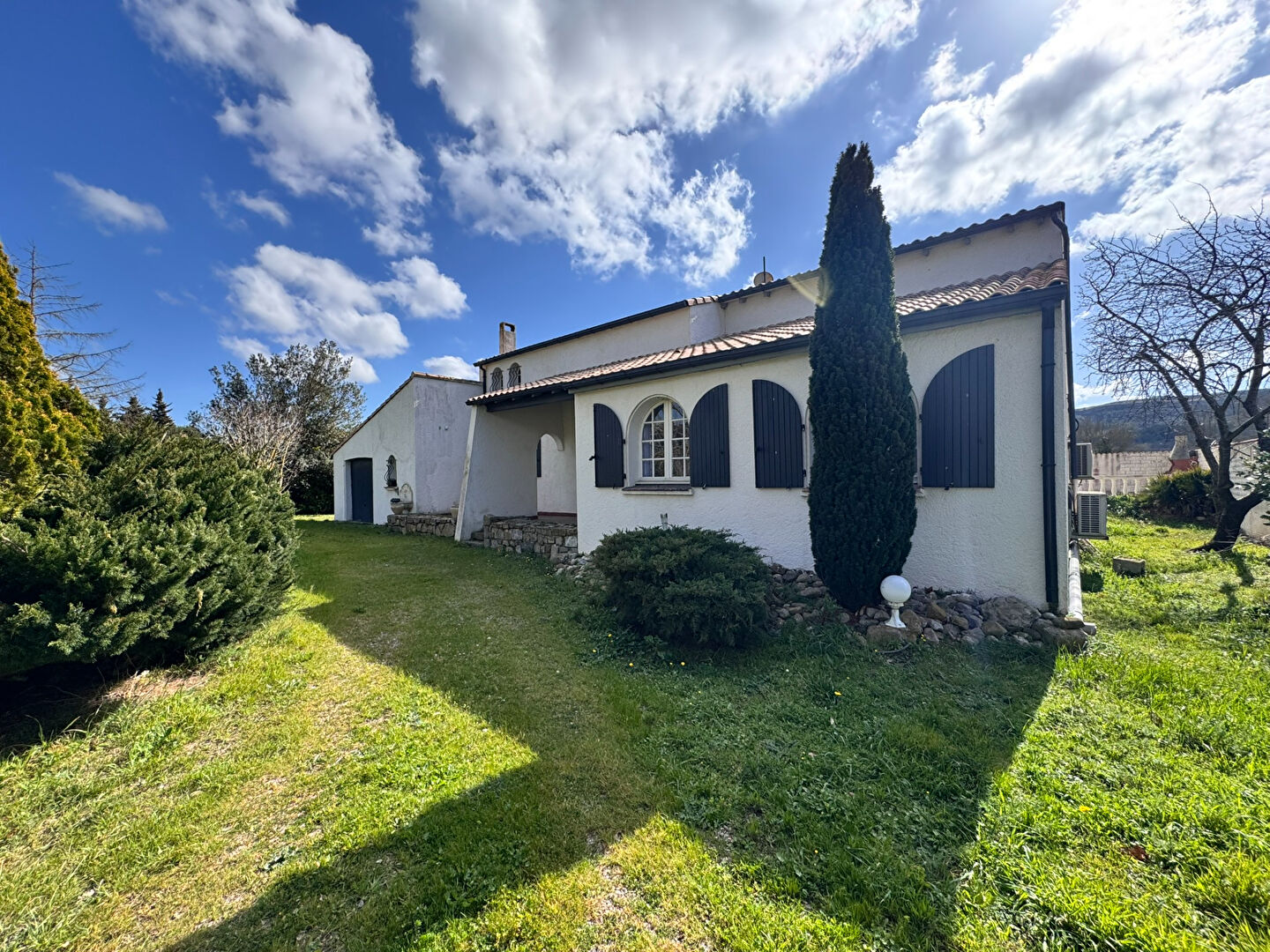 Photo Grande villa 205 m² avec piscine et garage sur terrain 1350 m², vue dégagée montagne Alaric image 2/6