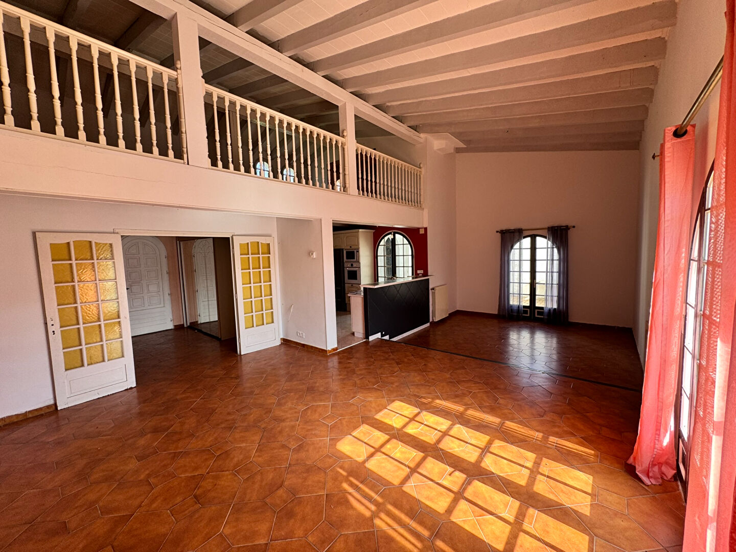 Photo Grande villa 205 m² avec piscine et garage sur terrain 1350 m², vue dégagée montagne Alaric image 3/6