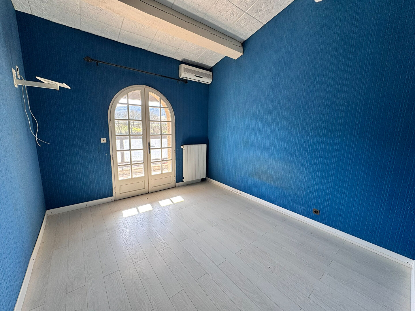 Photo Grande villa 205 m² avec piscine et garage sur terrain 1350 m², vue dégagée montagne Alaric image 5/6