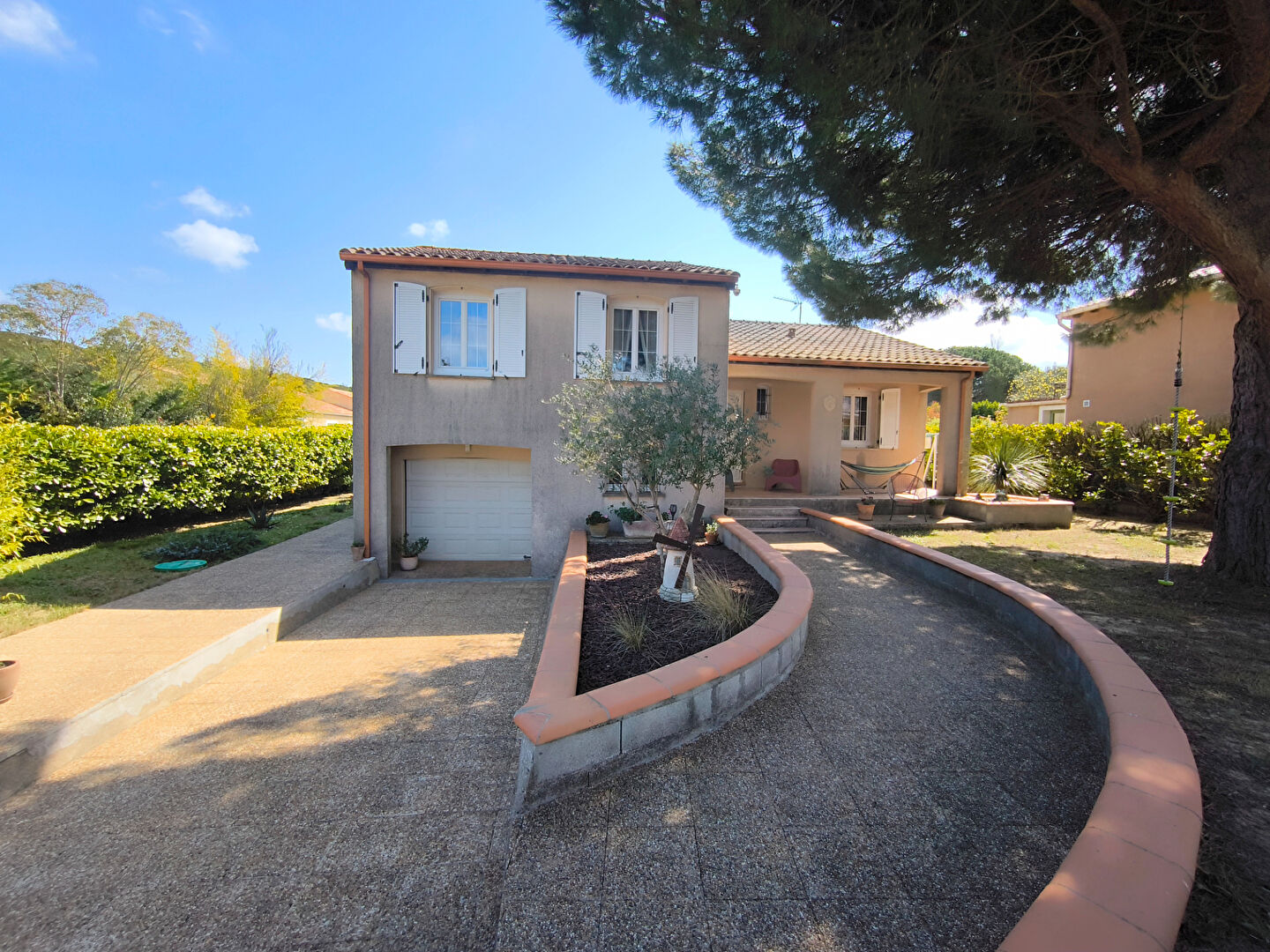 Photo Maison 4 faces avec piscine et garage à vendre à Palaja, quartier calme image 2/6