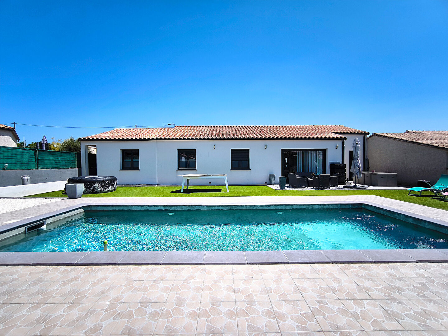 Photo Maison RT2020 plain-pied 4 chambres avec piscine jardin et pool house à Lavalette image 2/6