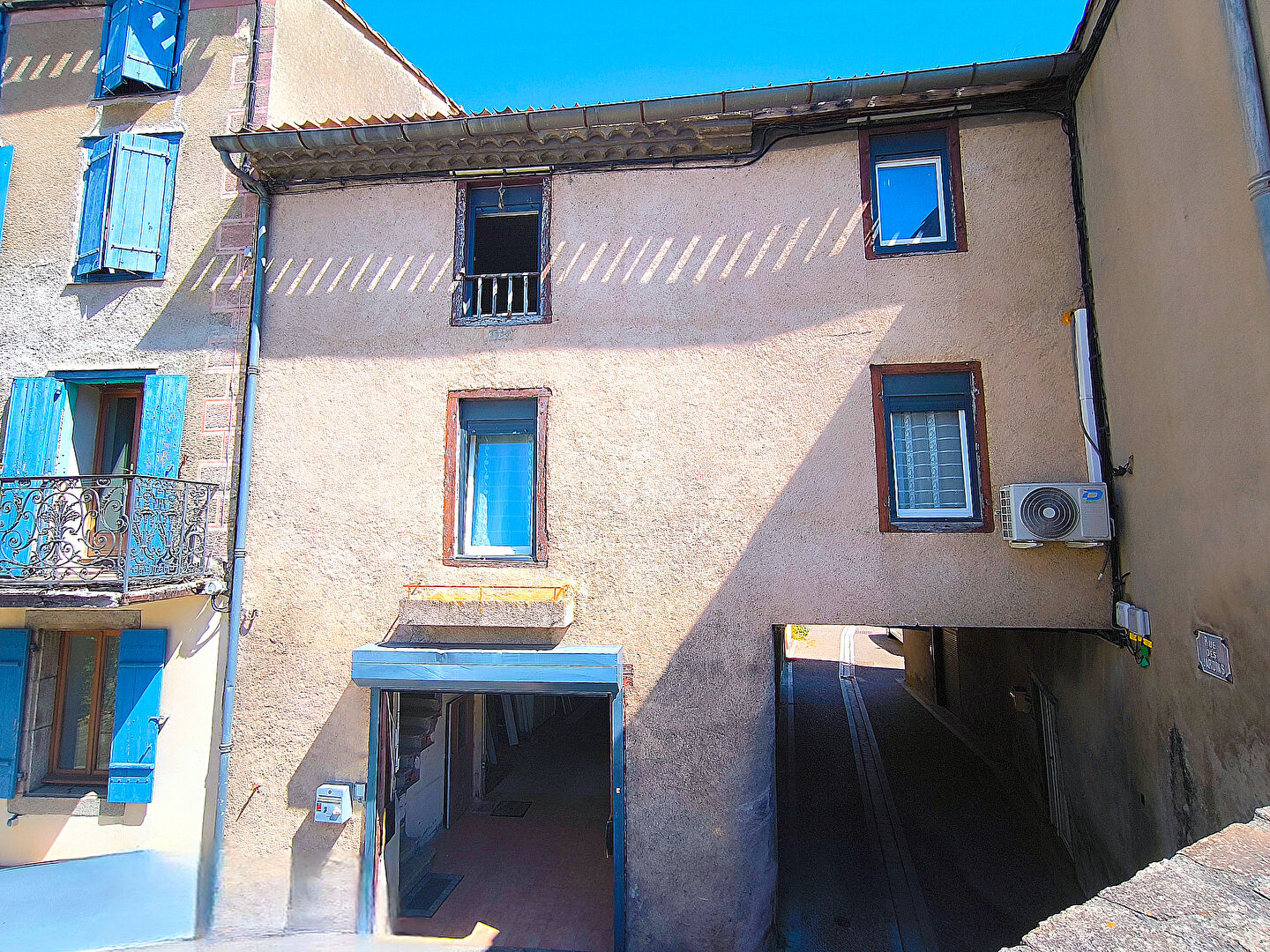 Maison rénovée avec garage et vue dégagée à vendre au coeur du village historique de Saissac