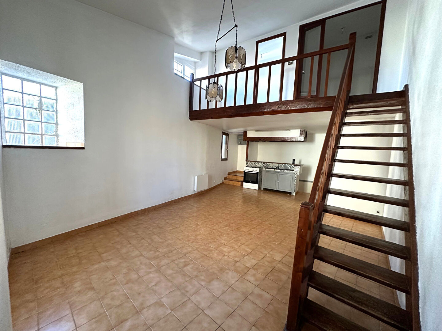 Maison de village à louer Pennautier 53 m² sur deux niveaux avec bureau et séjour lumineux