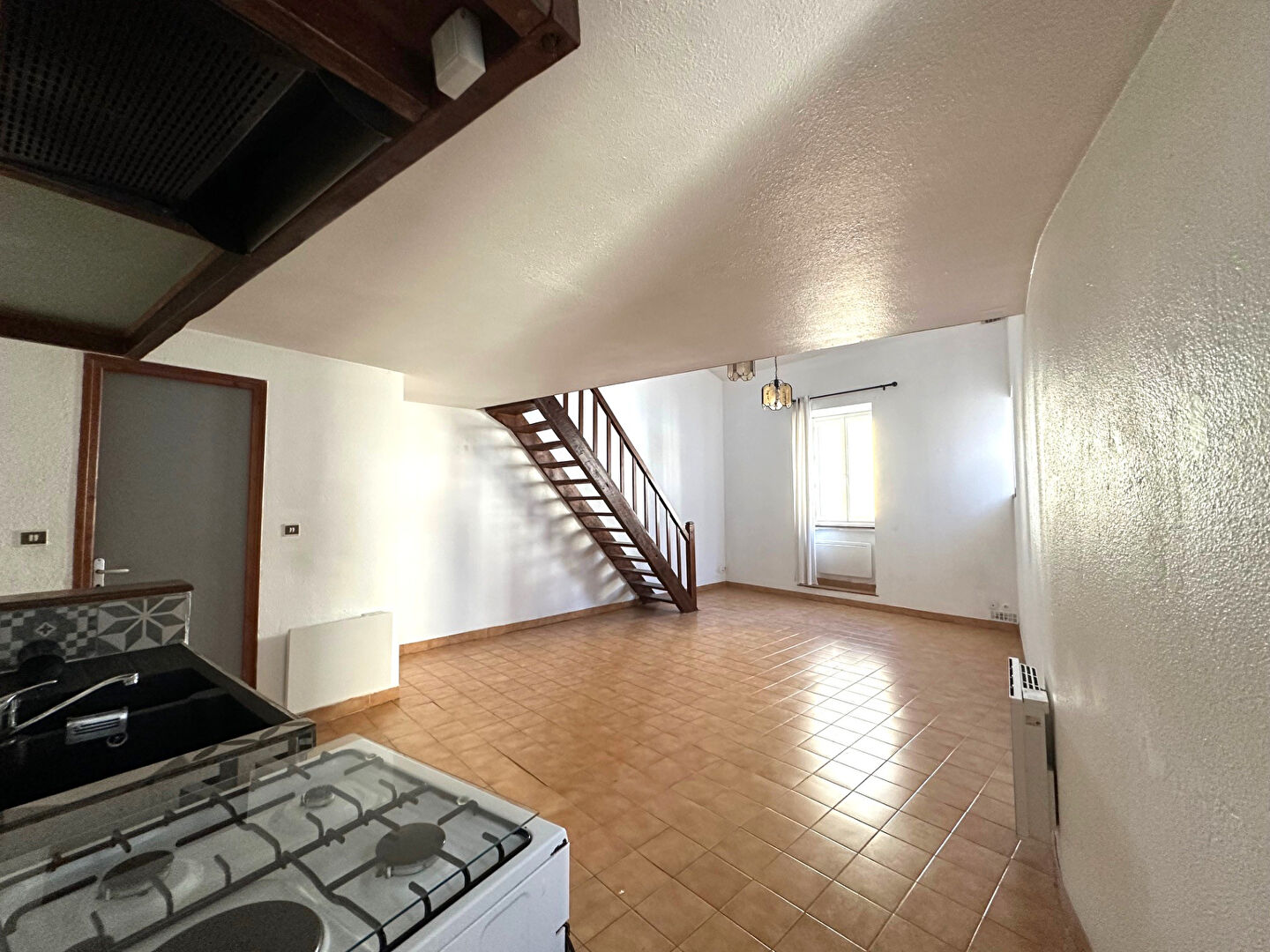 Photo Maison de village à louer Pennautier 53 m² sur deux niveaux avec bureau et séjour lumineux image 3/6