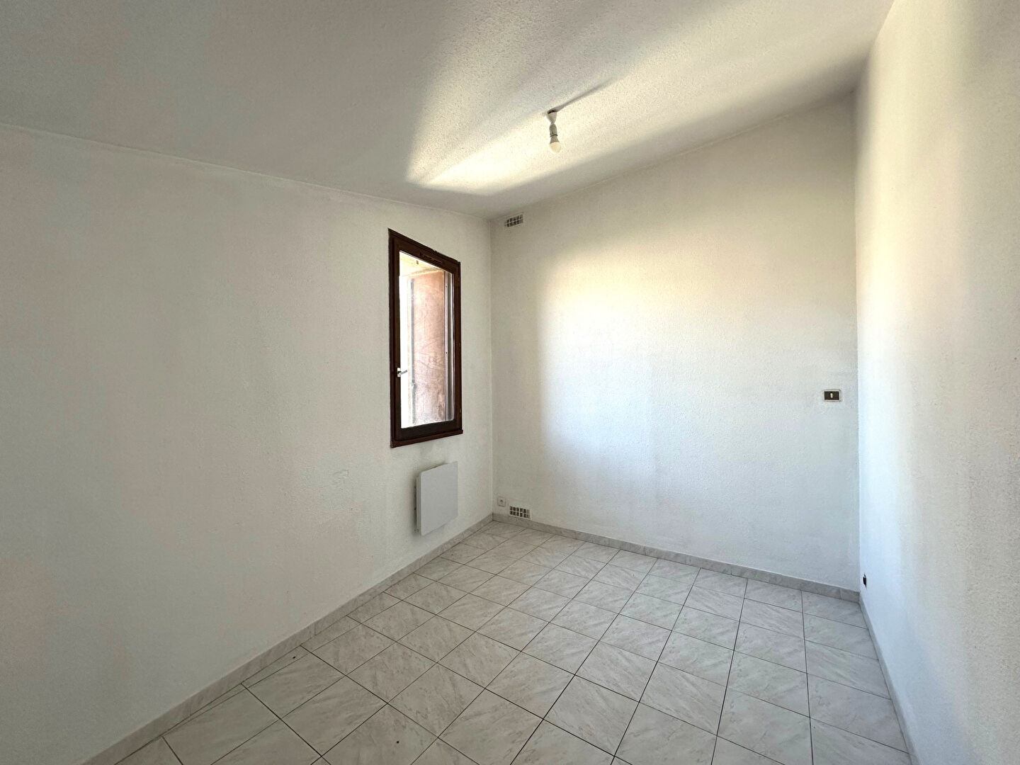 Photo Maison de village à louer Pennautier 53 m² sur deux niveaux avec bureau et séjour lumineux image 5/6