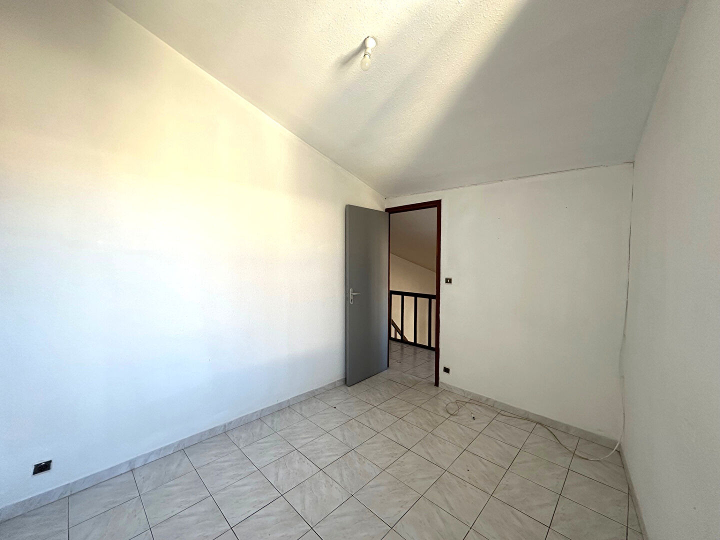 Photo Maison de village à louer Pennautier 53 m² sur deux niveaux avec bureau et séjour lumineux image 6/6