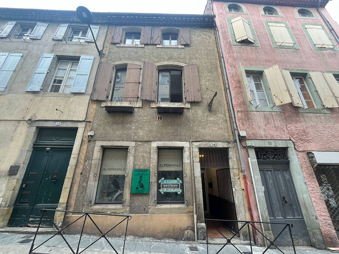 Photo Immeuble centre-ville Carcassonne composé local commercial et deux appartements avec cour cave et bon potentiel image 1/6