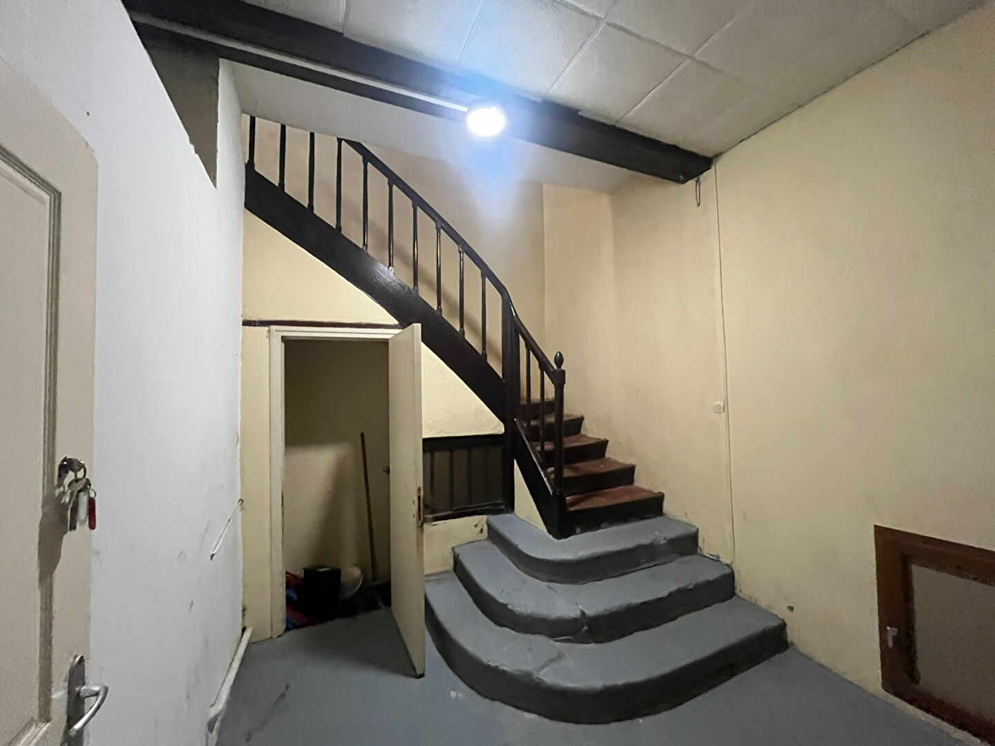 Photo Immeuble centre-ville Carcassonne composé local commercial et deux appartements avec cour cave et bon potentiel image 2/6