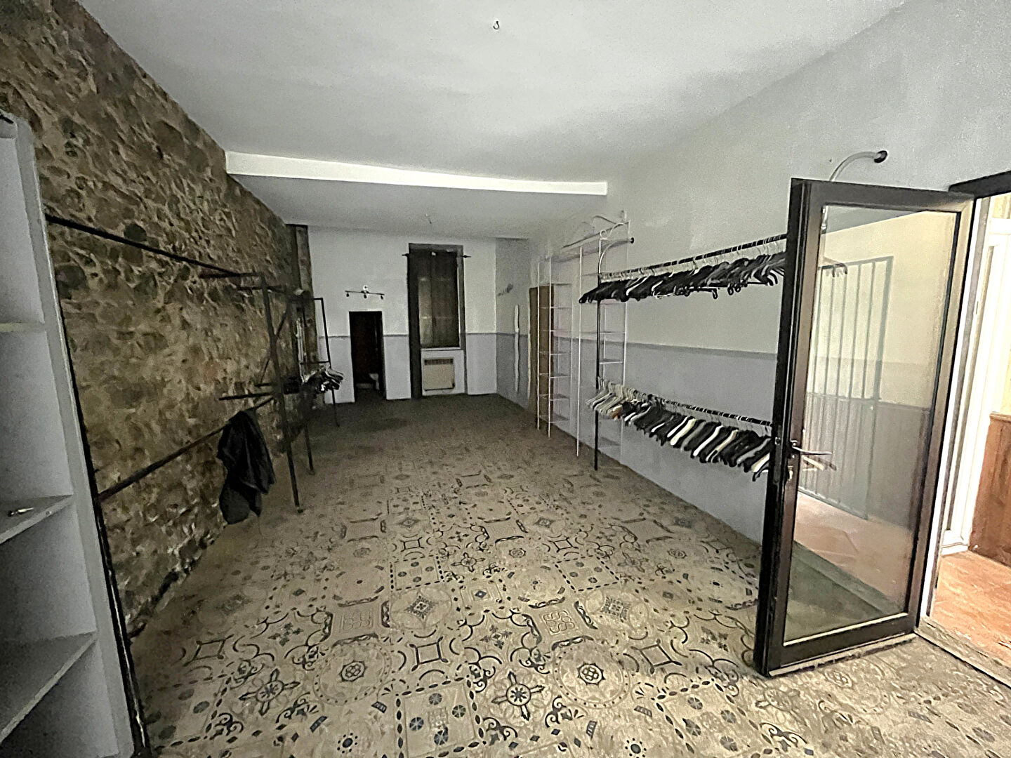 Photo Immeuble centre-ville Carcassonne composé local commercial et deux appartements avec cour cave et bon potentiel image 3/6