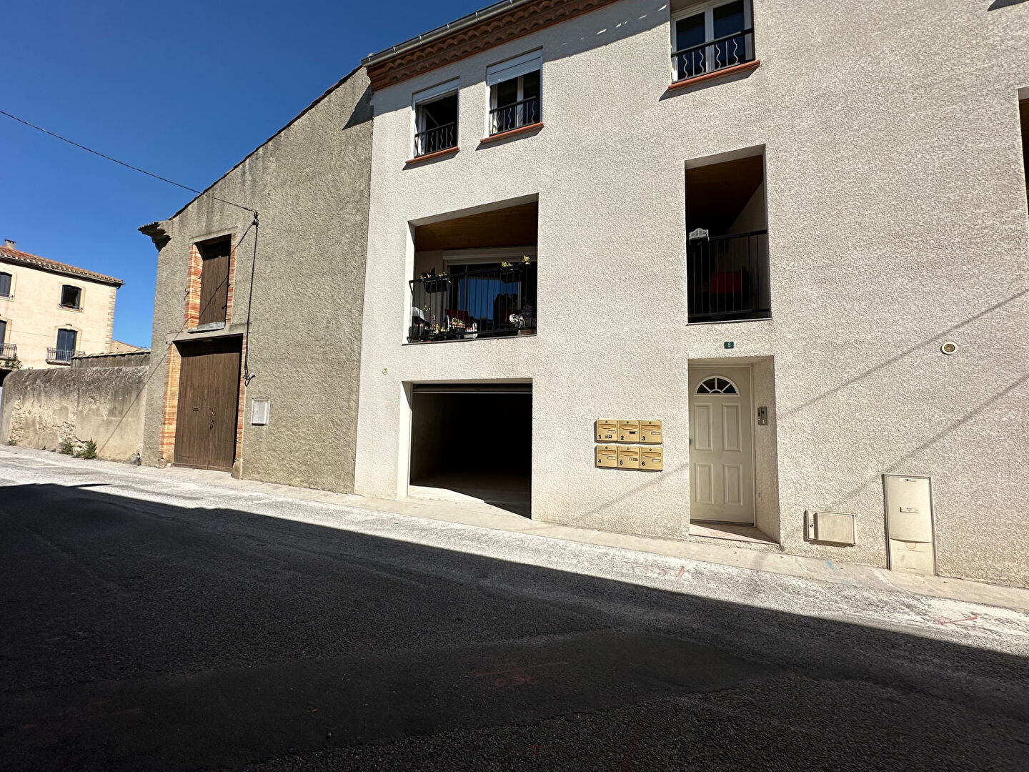 Garage de 15 m² avec sol béton et plafond isolé situé au centre du village à louer