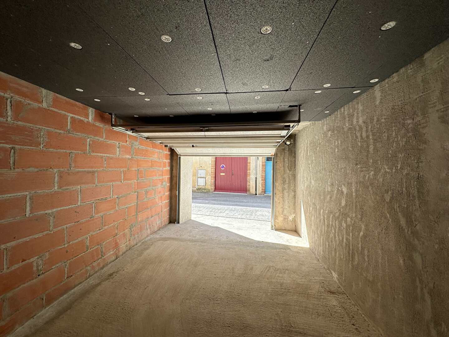 Photo Garage de 15 m² avec sol béton et plafond isolé situé au centre du village à louer image 2/3