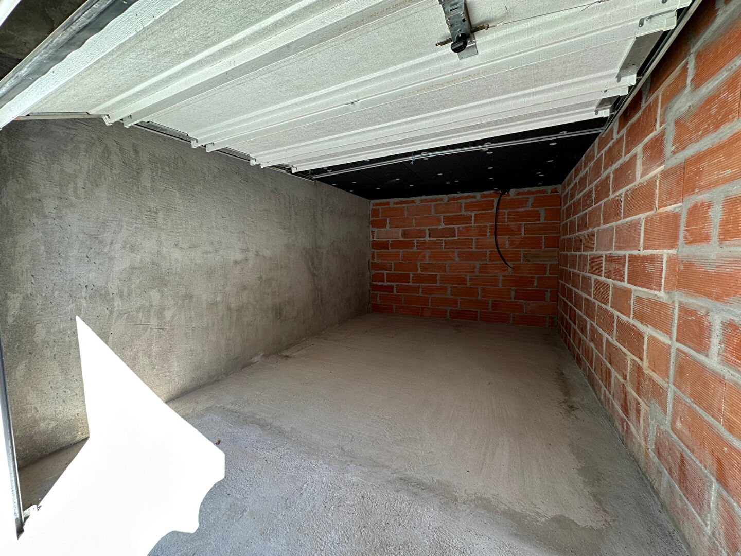 Photo Garage de 15 m² avec sol béton et plafond isolé situé au centre du village à louer image 3/3