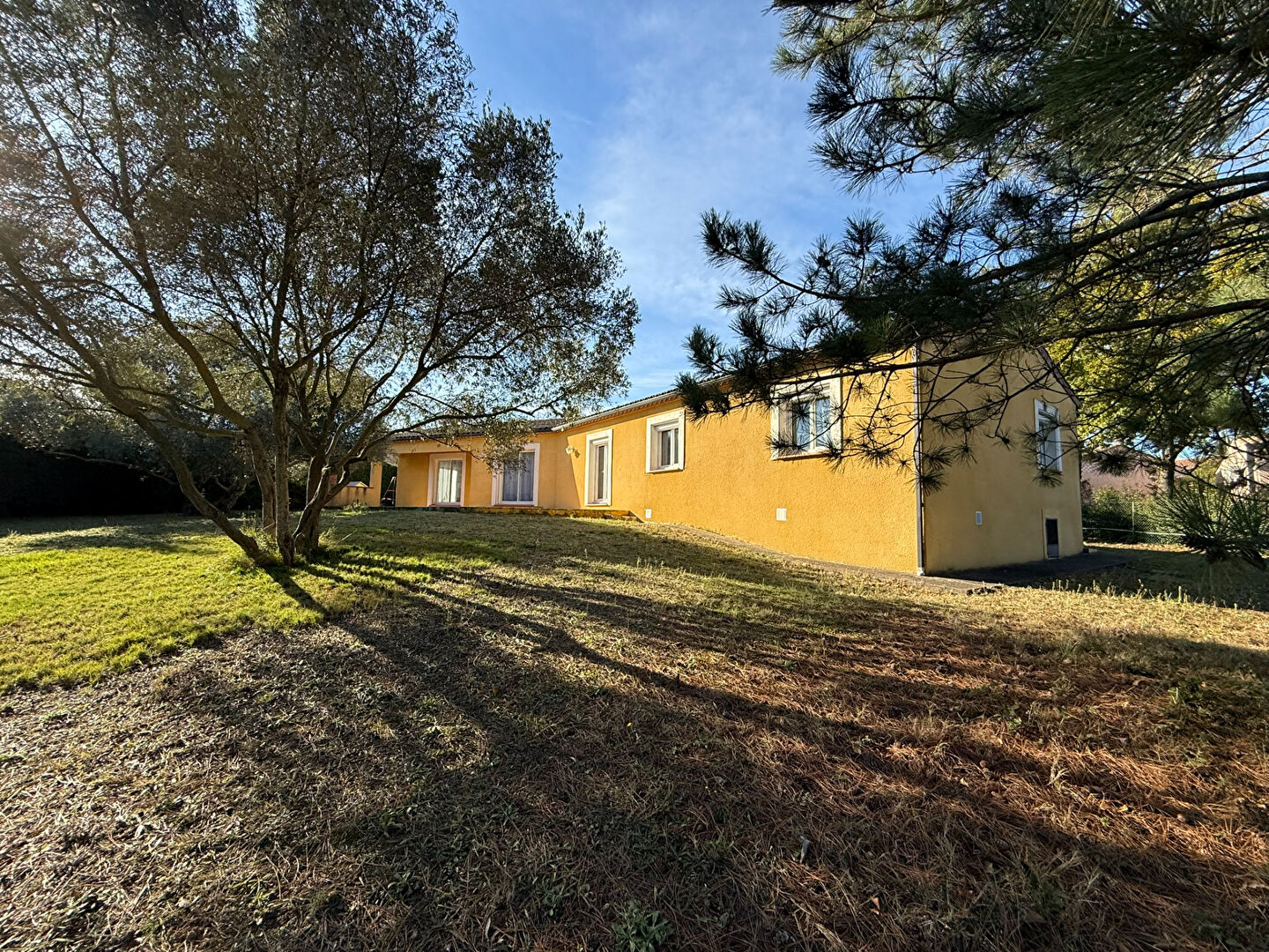 Maison plain-pied Montlegun 190 m² sur vaste terrain arboré avec terrasse et garage indépendant