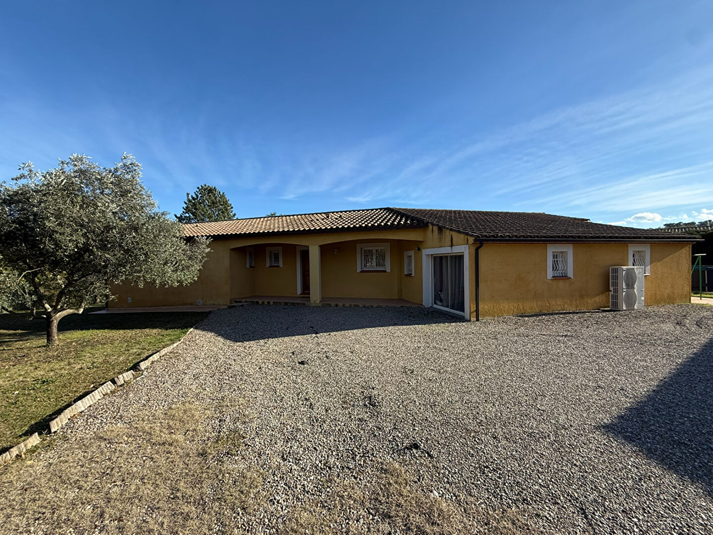 Photo Maison plain-pied Montlegun 190 m² sur vaste terrain arboré avec terrasse et garage indépendant image 2/6