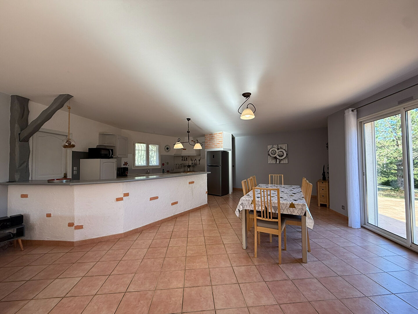 Photo Maison plain-pied Montlegun 190 m² sur vaste terrain arboré avec terrasse et garage indépendant image 5/6