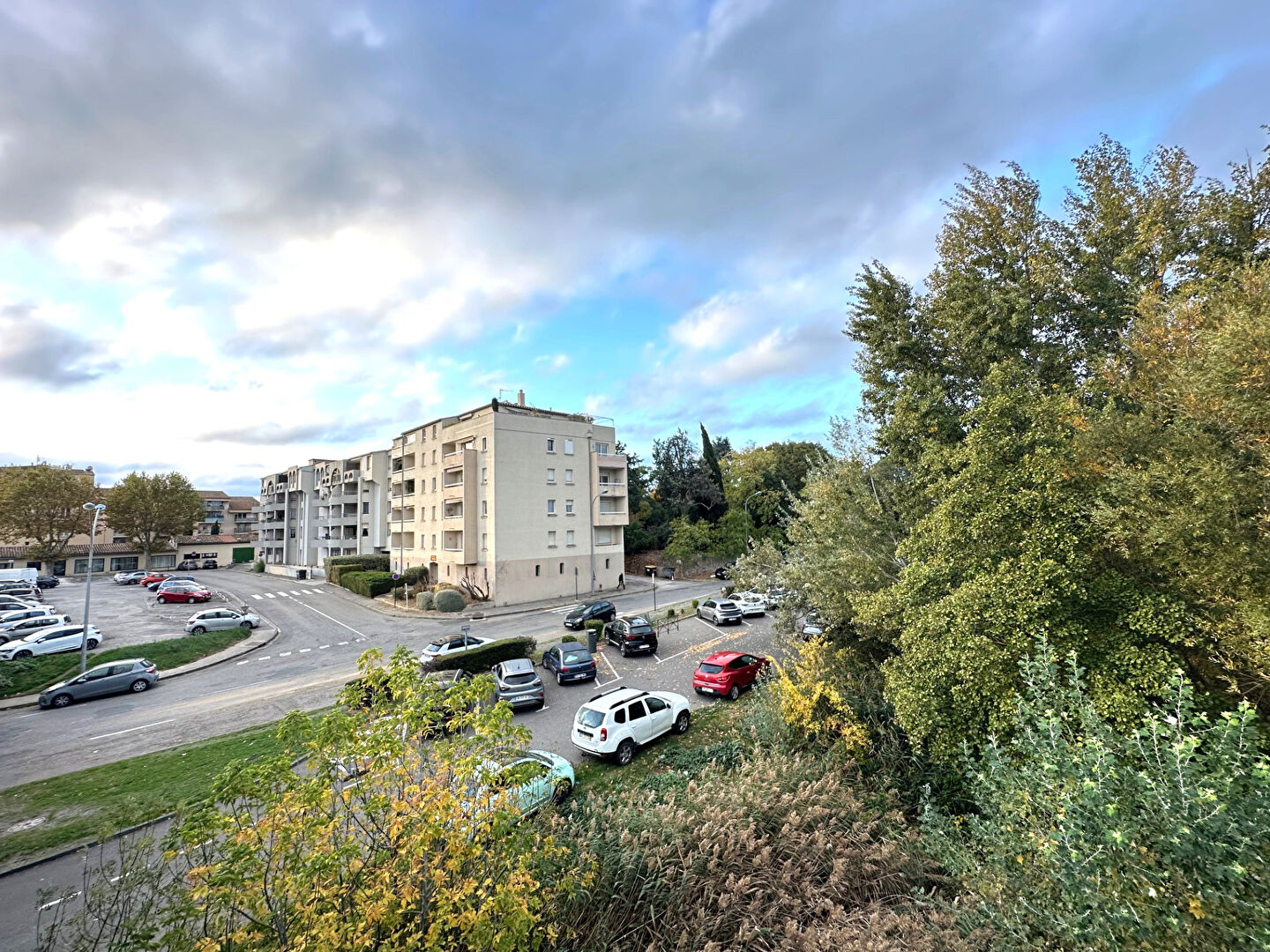 Photo Appartement deux pièces avec balcon en étage élevé dans résidence avec ascenseur secteur recherché image 1/6