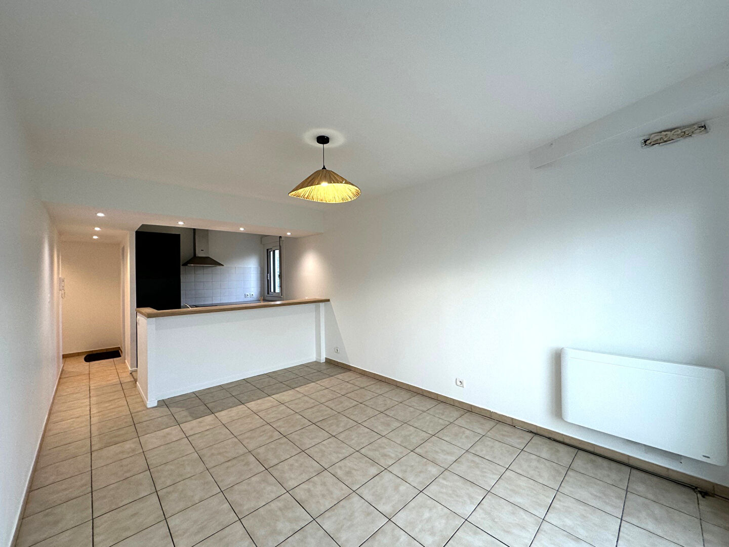 Photo Appartement deux pièces avec balcon en étage élevé dans résidence avec ascenseur secteur recherché image 2/6