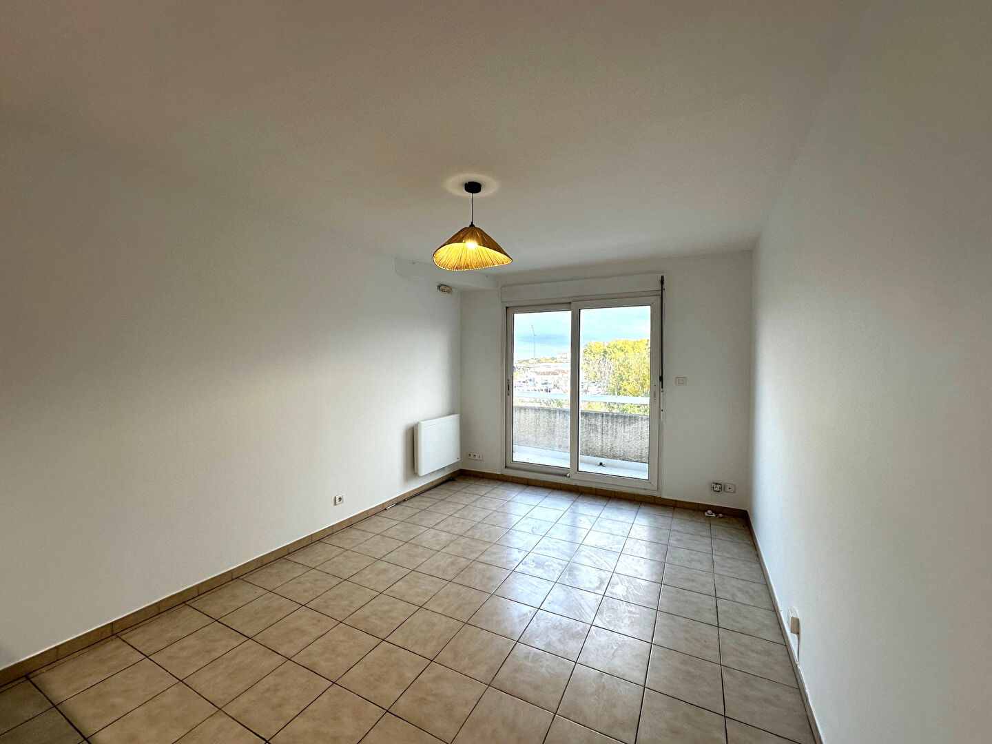 Photo Appartement deux pièces avec balcon en étage élevé dans résidence avec ascenseur secteur recherché image 3/6