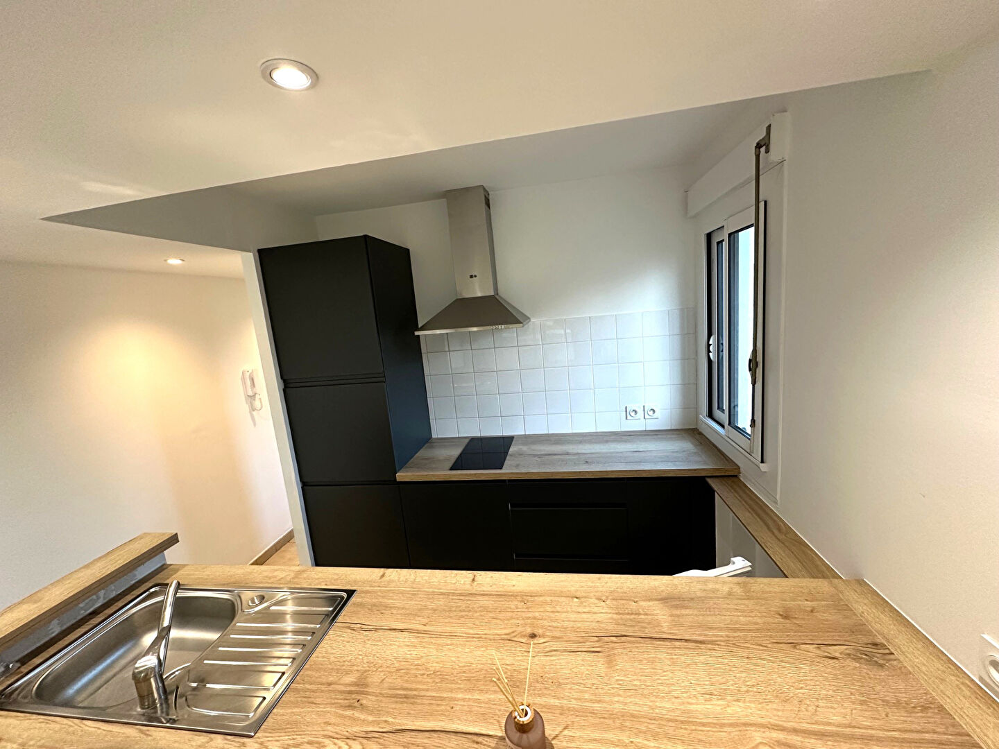 Photo Appartement deux pièces avec balcon en étage élevé dans résidence avec ascenseur secteur recherché image 6/6