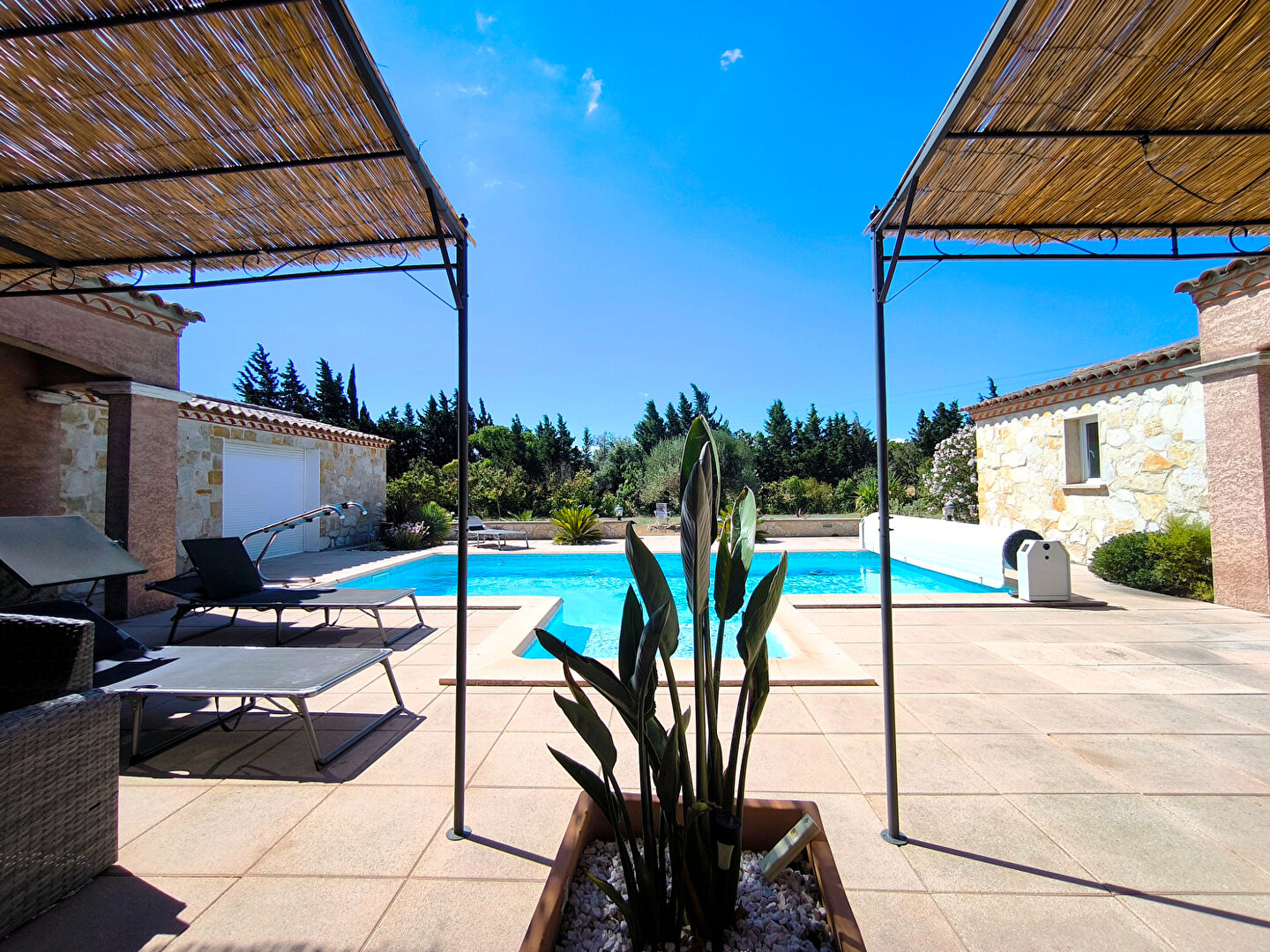 BADENS 11800 Maison rénovée avec appartement indépendant piscine sur plus de 3300 m² de terrain clos