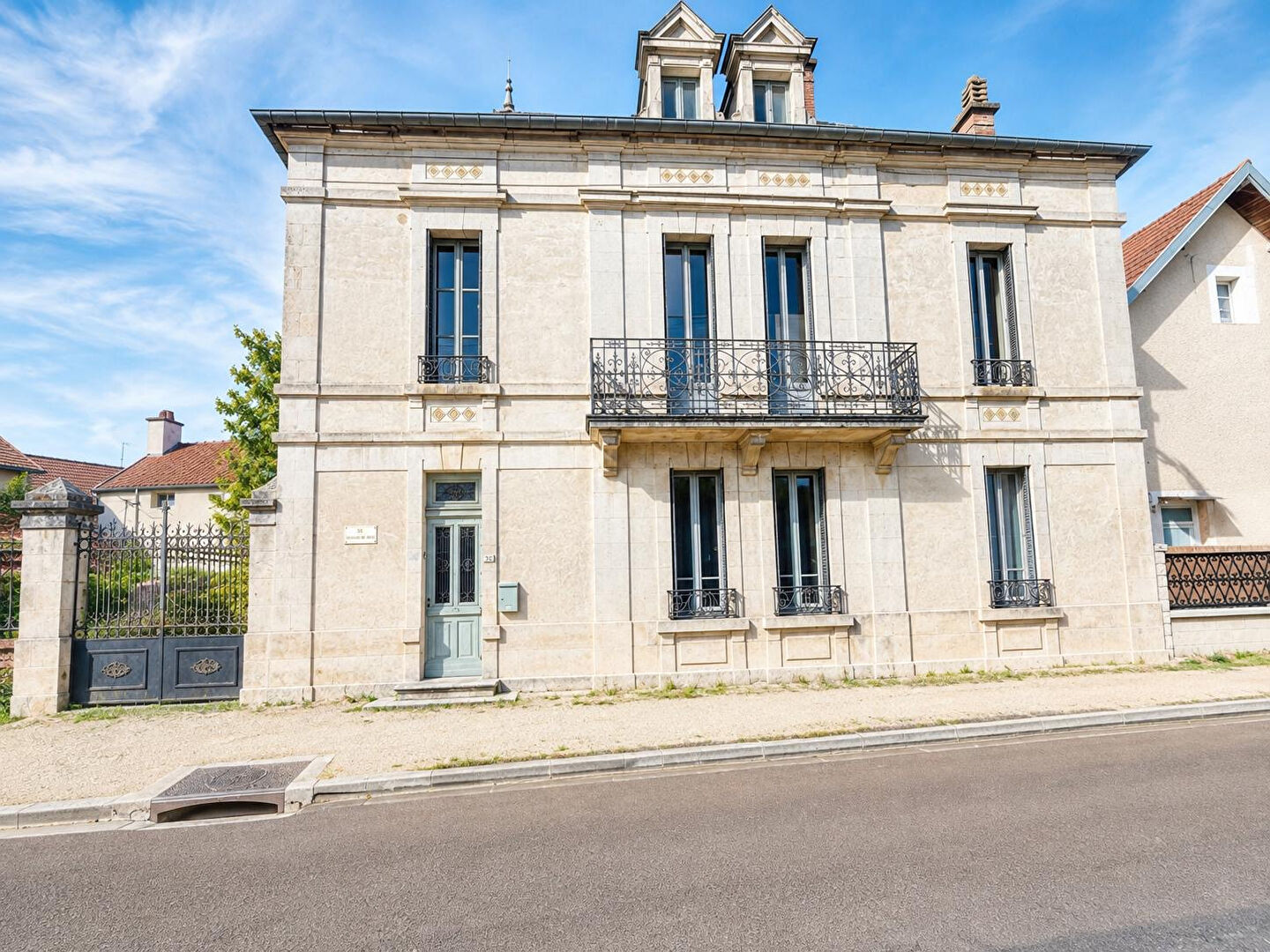 Maison authentique à rénover, au minimum 4 chambres, jardin et dépendance. Fort potentiel à Leuglay