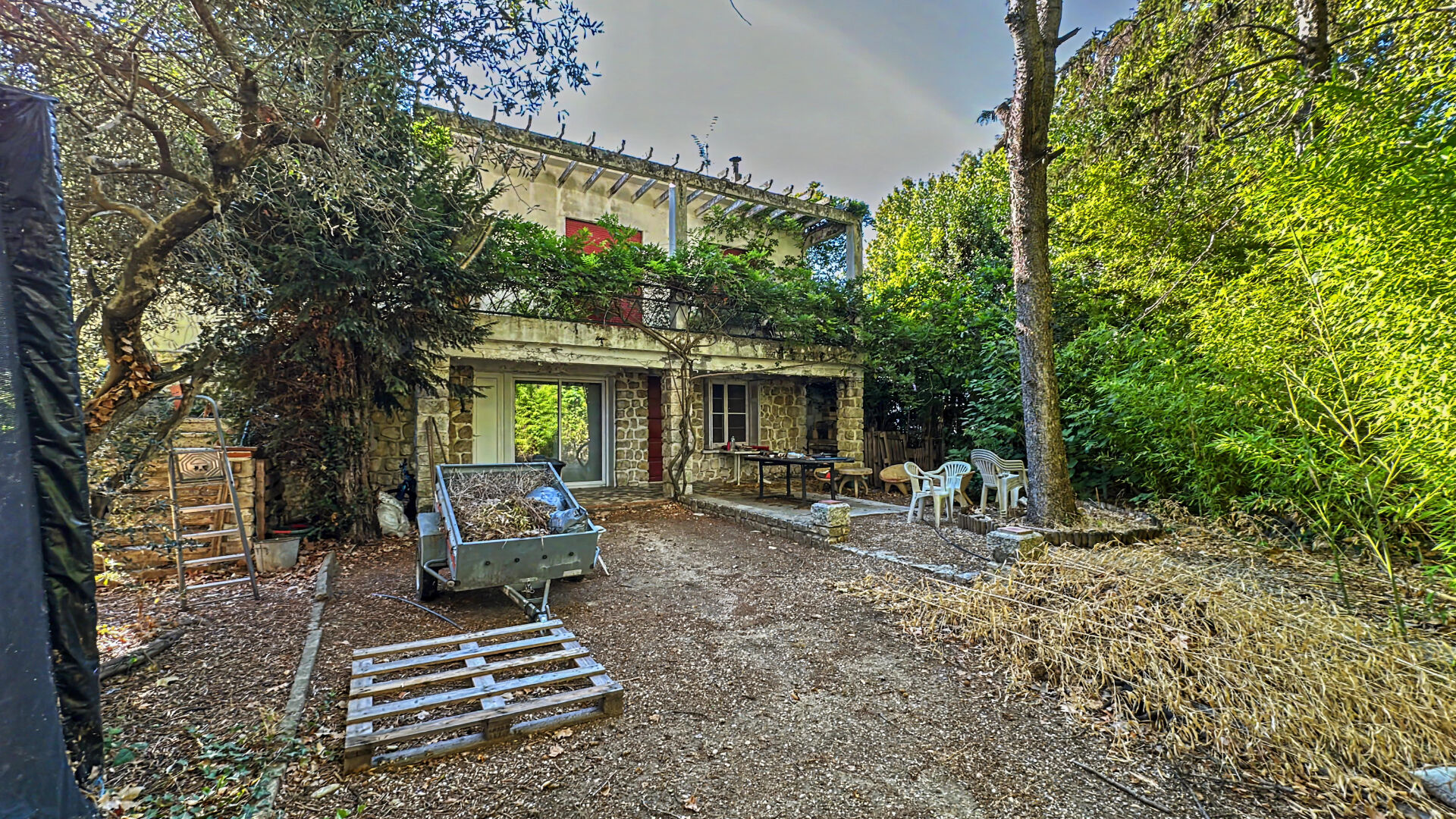 Maison de 217 m² à vendre en coeur de ville avec 2 appartements indépendants, terrain de 575 m² et fort potentiel d'aménagement