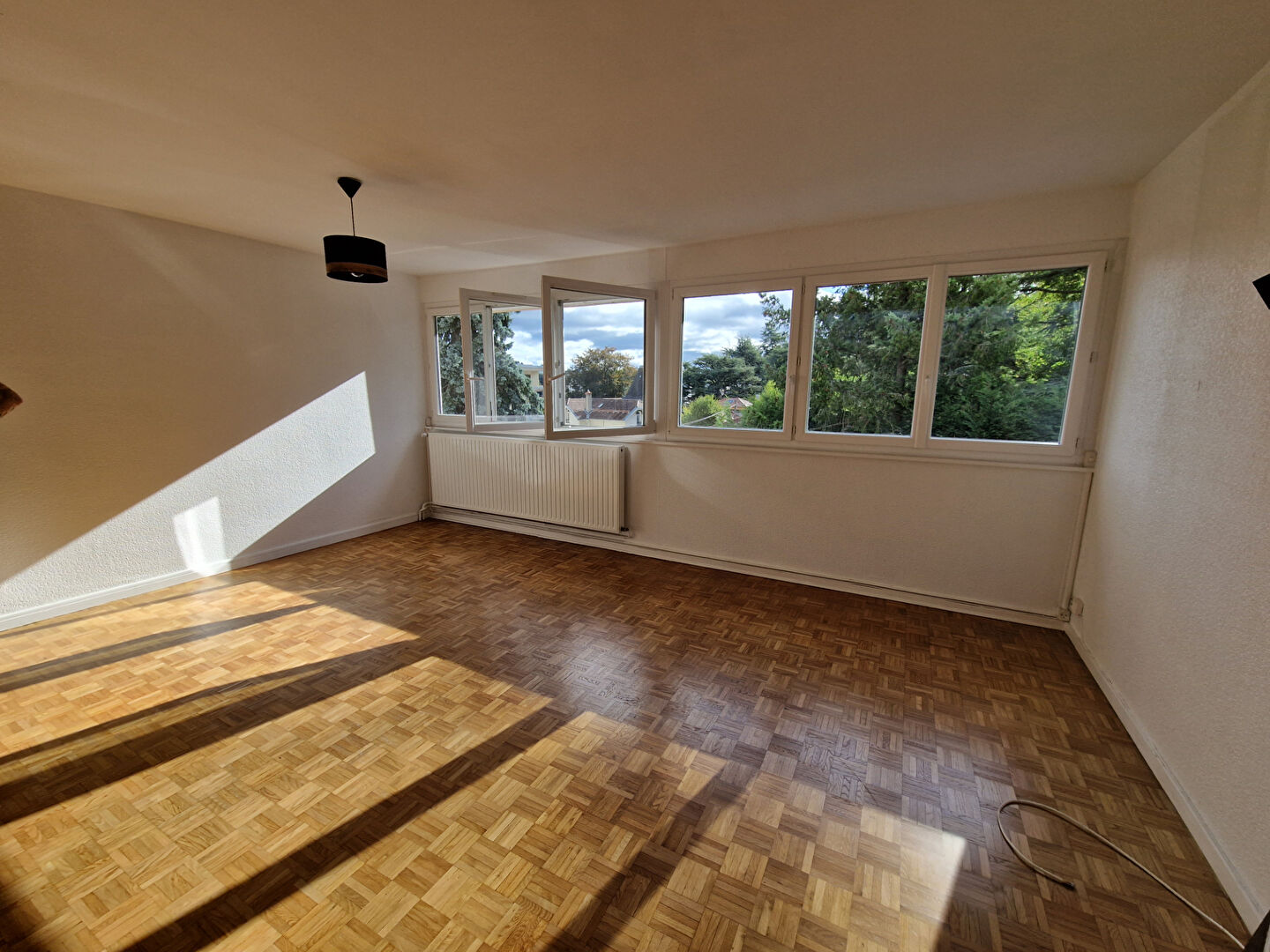 Appartement 2 pièce(s) de 48 m2 + GARAGE SECTEUR VIVARAIZE
