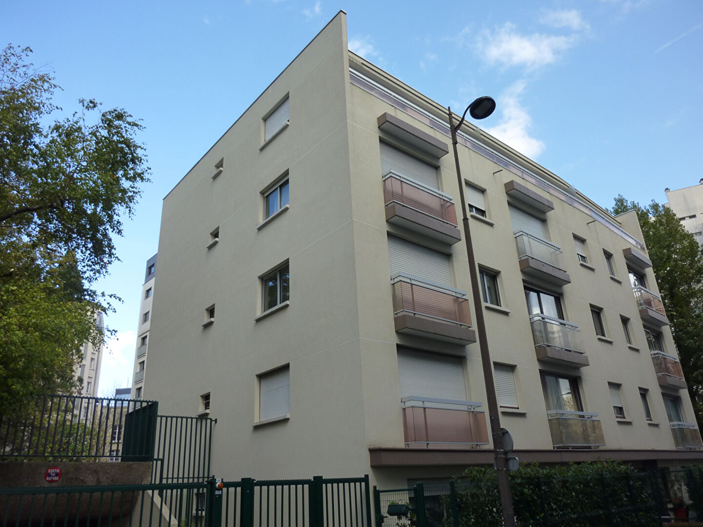 Photo rue de la PY  Paris 20  grd 2 p de 50 m² avec parking image 2/6