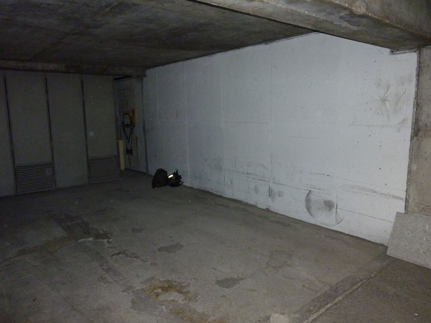 Photo box + parking (en enfilade)rue Joseph de Maistre image 2/4