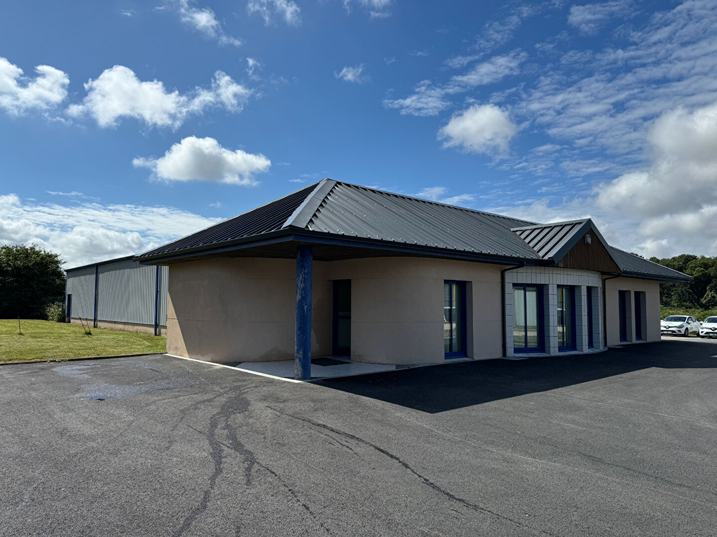 Vendre ? Local artisanal avec bureaux à Plouvorn, proche RN12