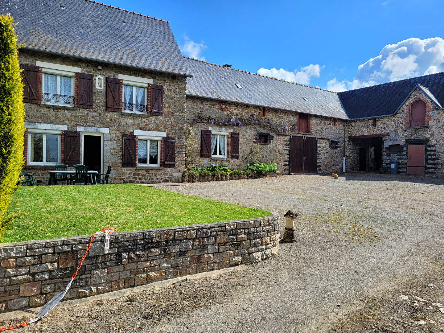 Photo VENDU BALAZE Joli corps de ferme à Rénover +5680 Terrain image 5/6