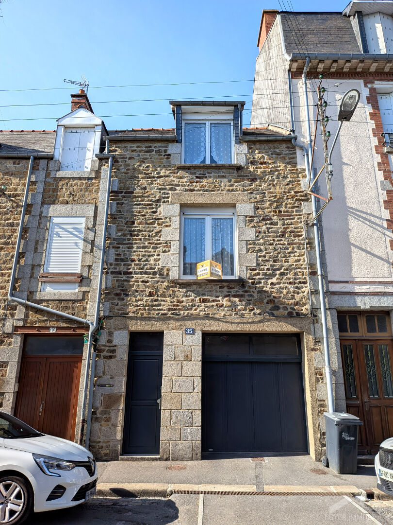 Photo Maison en pierres à rénover avec garage - Centre Fougères image 1/6