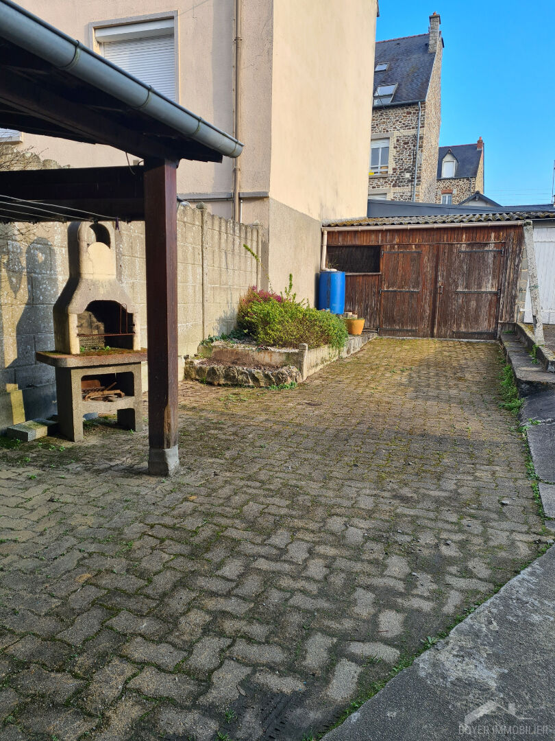 Photo Maison en pierres à rénover avec garage - Centre Fougères image 2/6