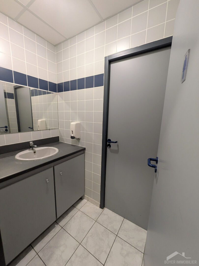 Photo VITRE Zone La Grande Haie Bureaux de 336 m², avec possibilité de diviser image 5/6
