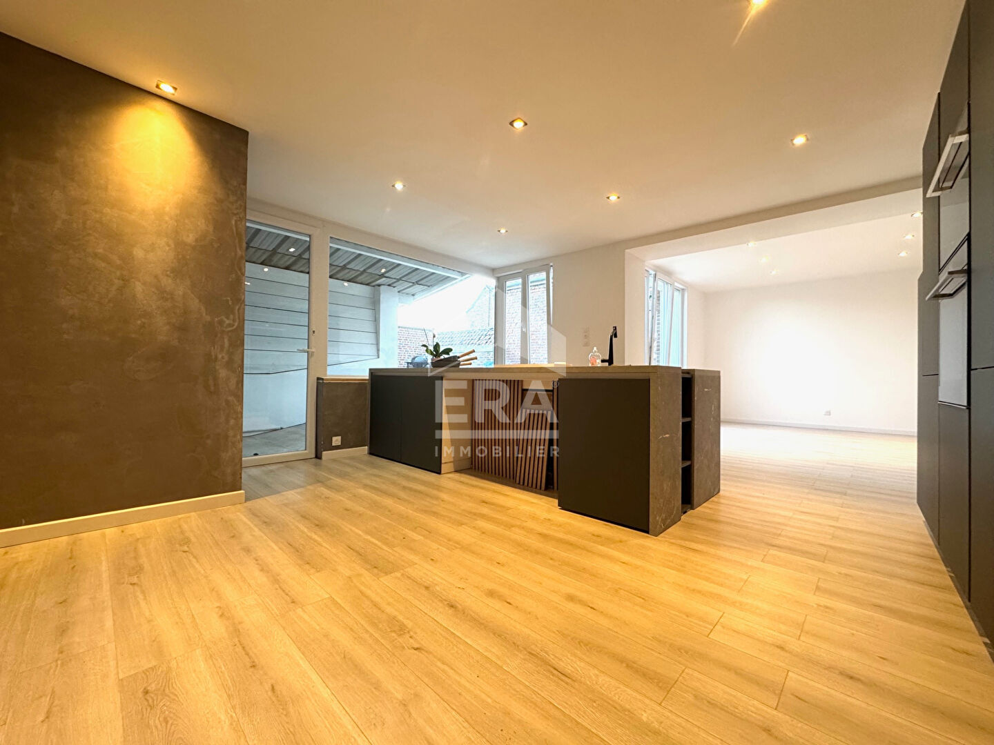 PONT A VENDIN VASTE MAISON RENOVEE AVEC LOCAL COMMERCIAL INDEPENDANT LOUE