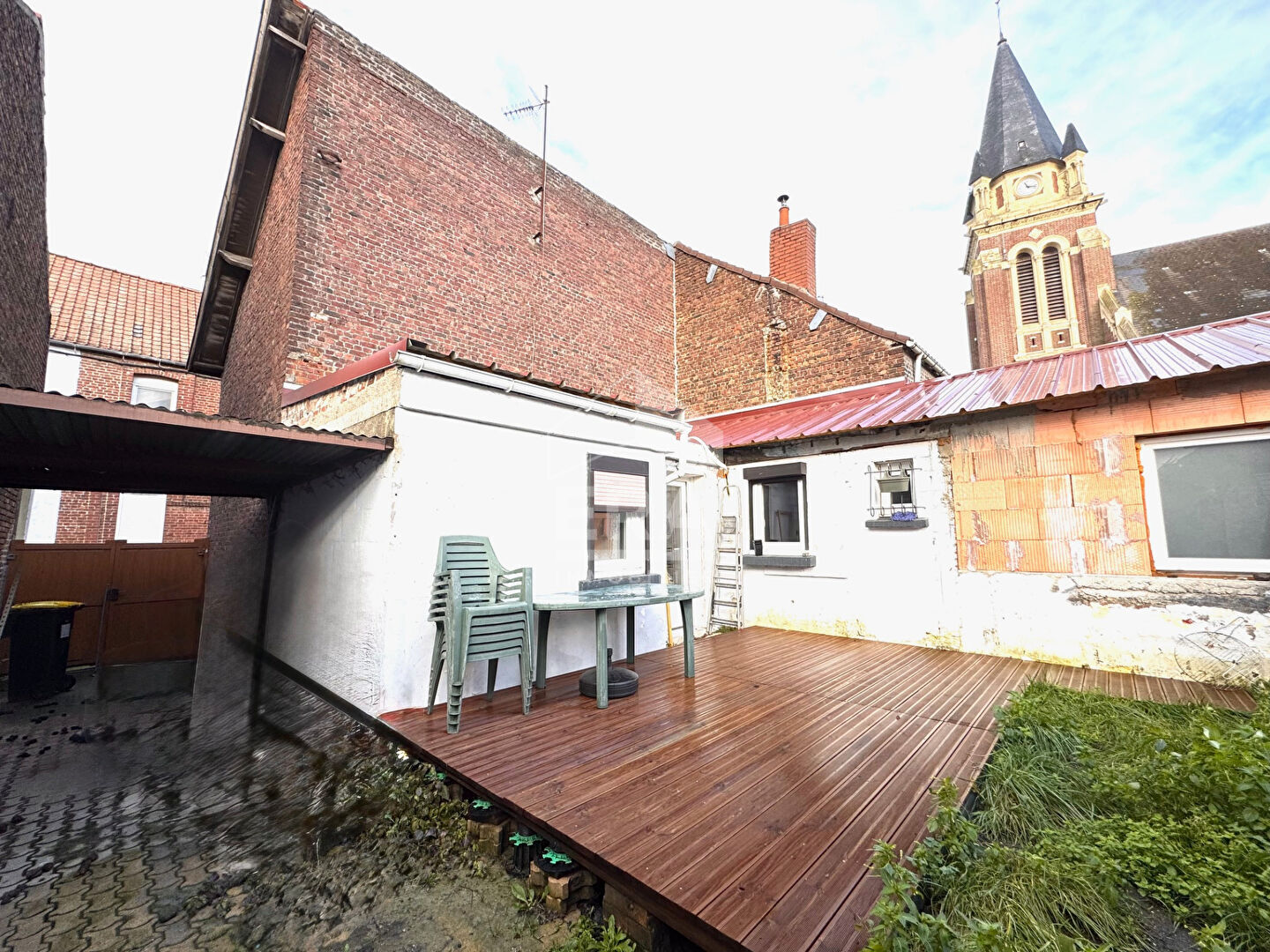 PONT A VENDIN MAISON DE VILLAGE RENOVEE AVEC PASSAGE SUR LE COTE ET BEAU JARDIN